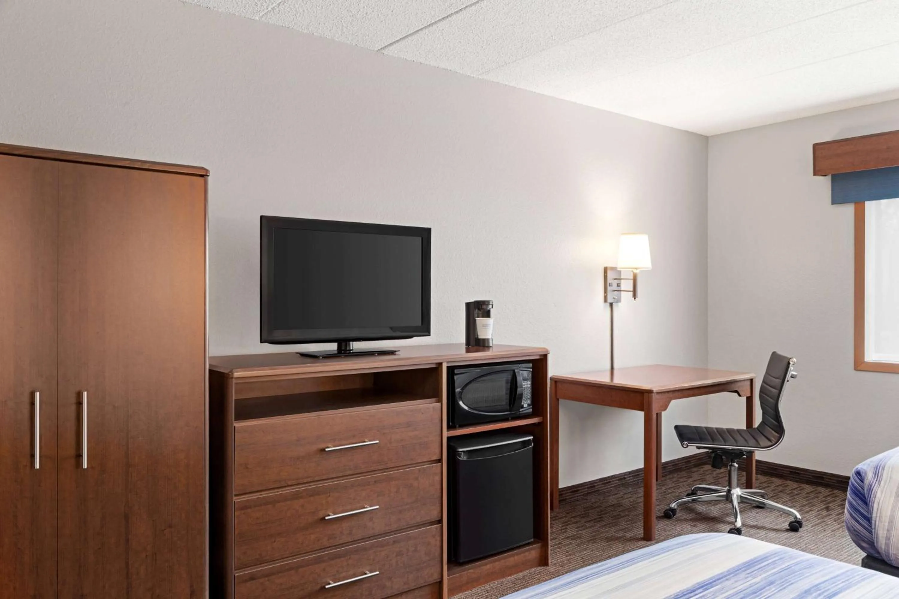Photo of the whole room, Bed in AmericInn by Wyndham Sauk Centre