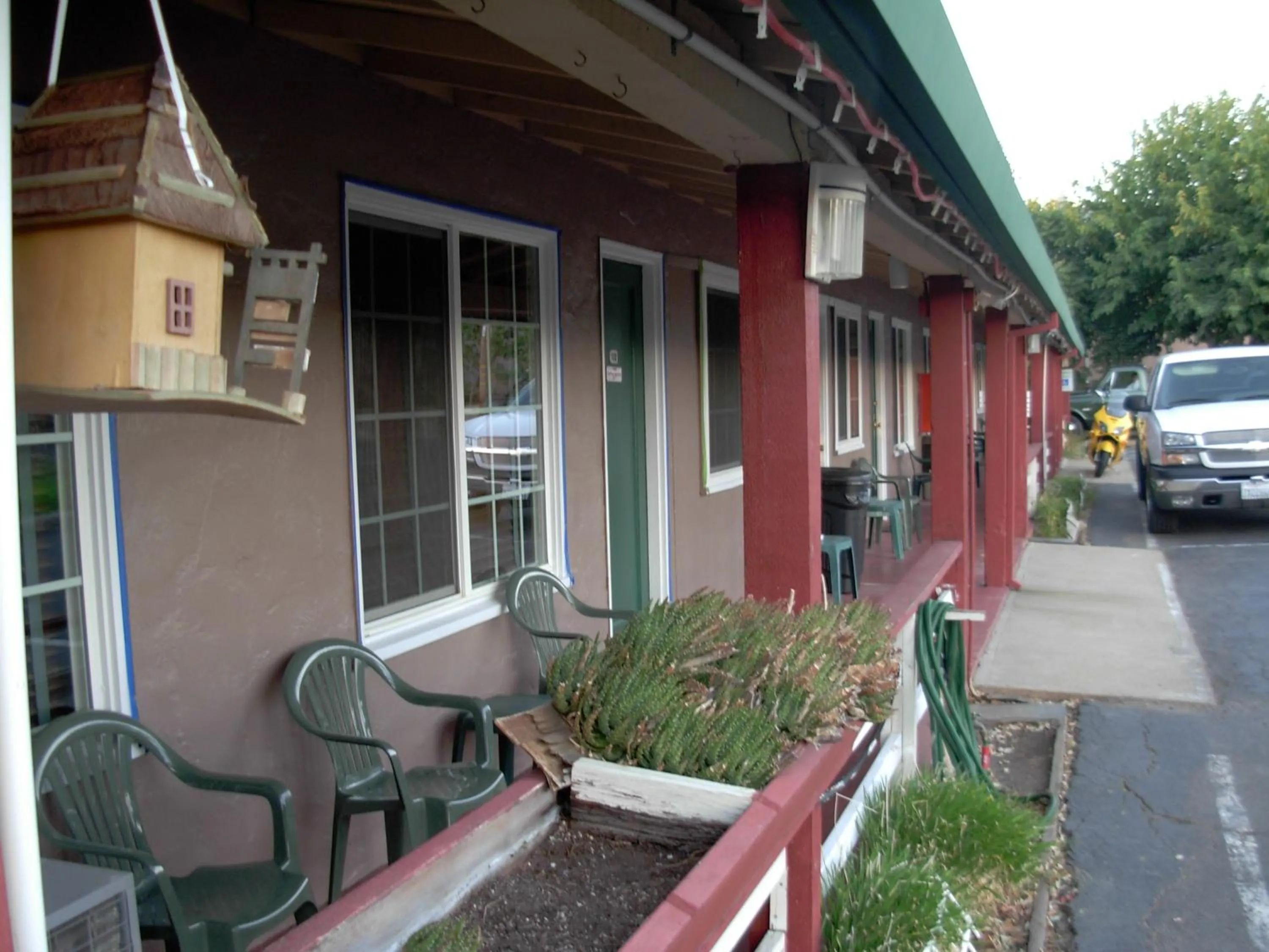 Day in Jumping Frog Motel