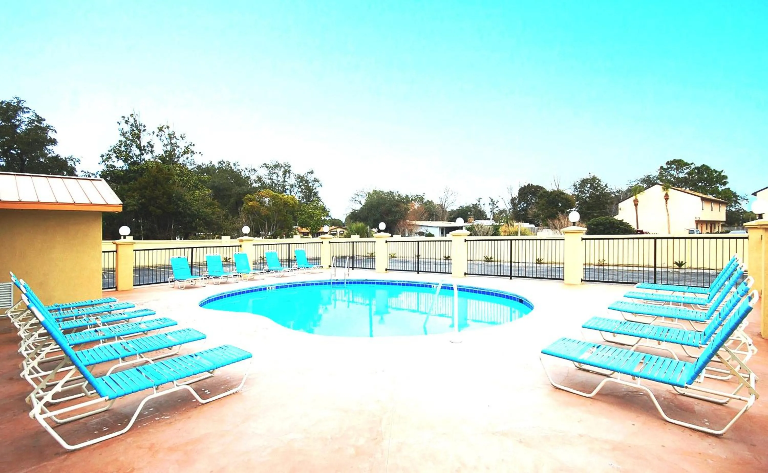 Swimming pool in Fairway Inn