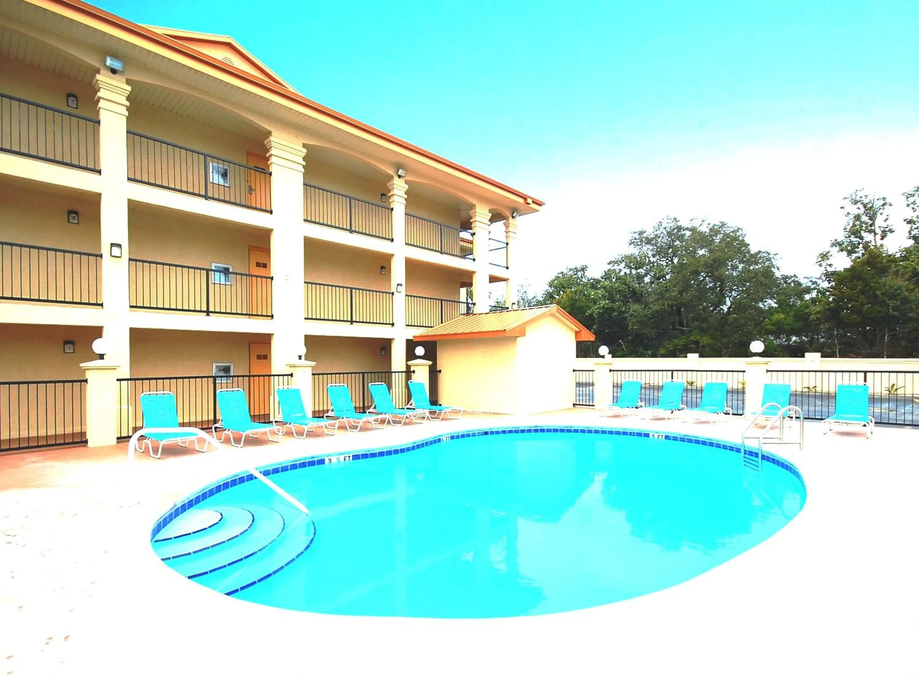 Swimming pool in Fairway Inn