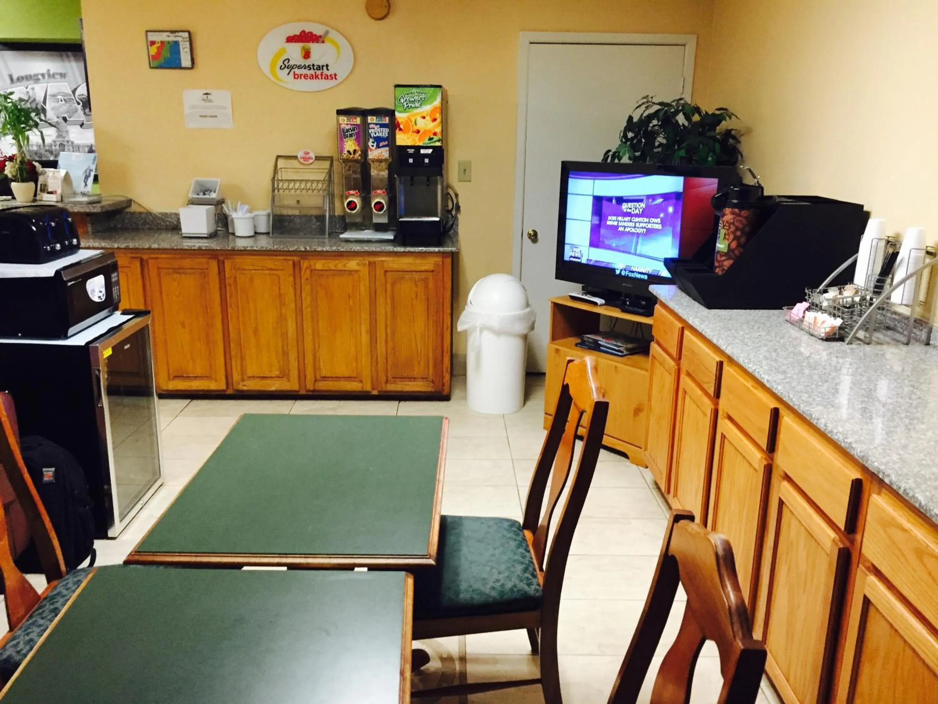 Restaurant/places to eat in Super 8 by Wyndham Longview/I-20