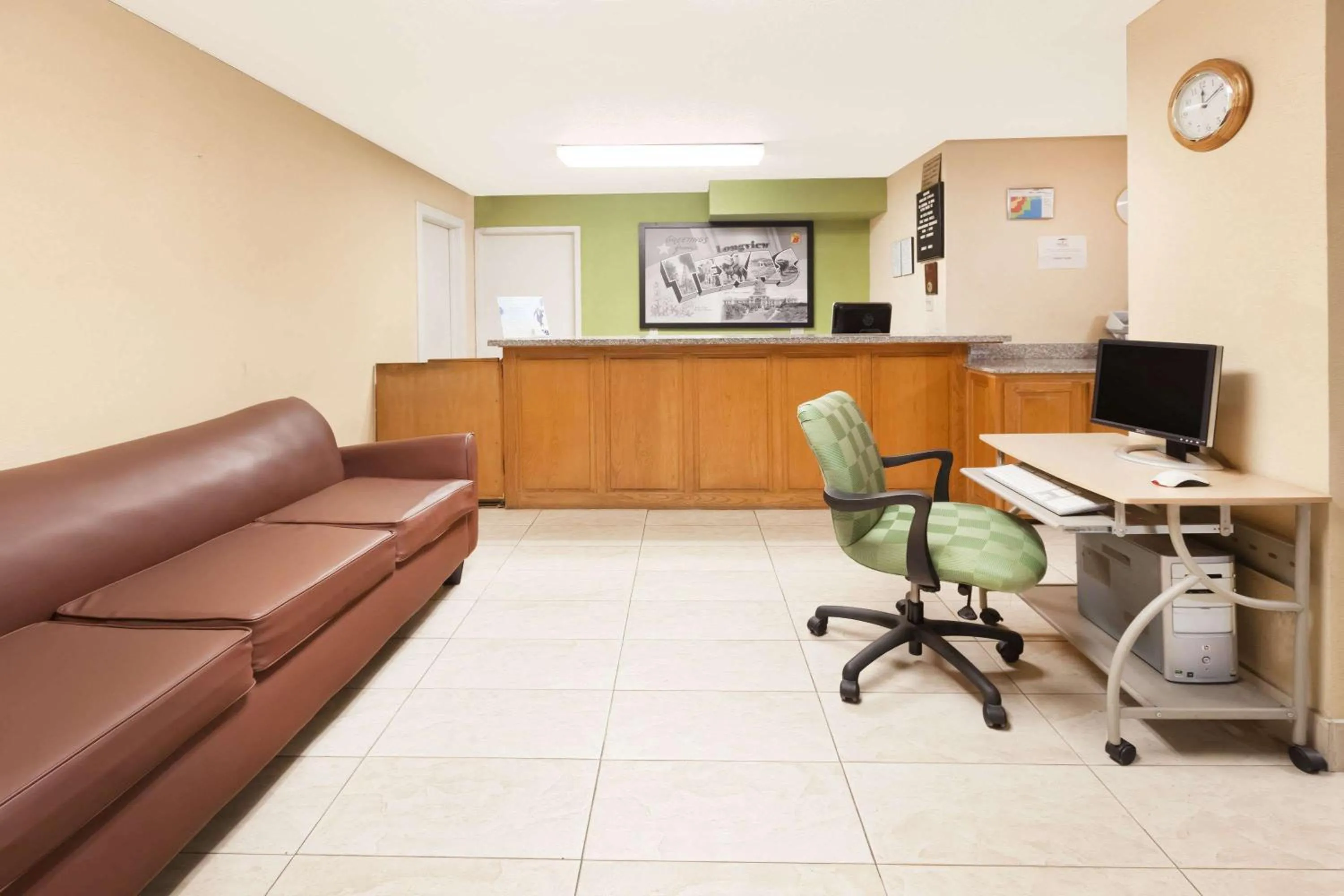 Lobby or reception in Super 8 by Wyndham Longview/I-20