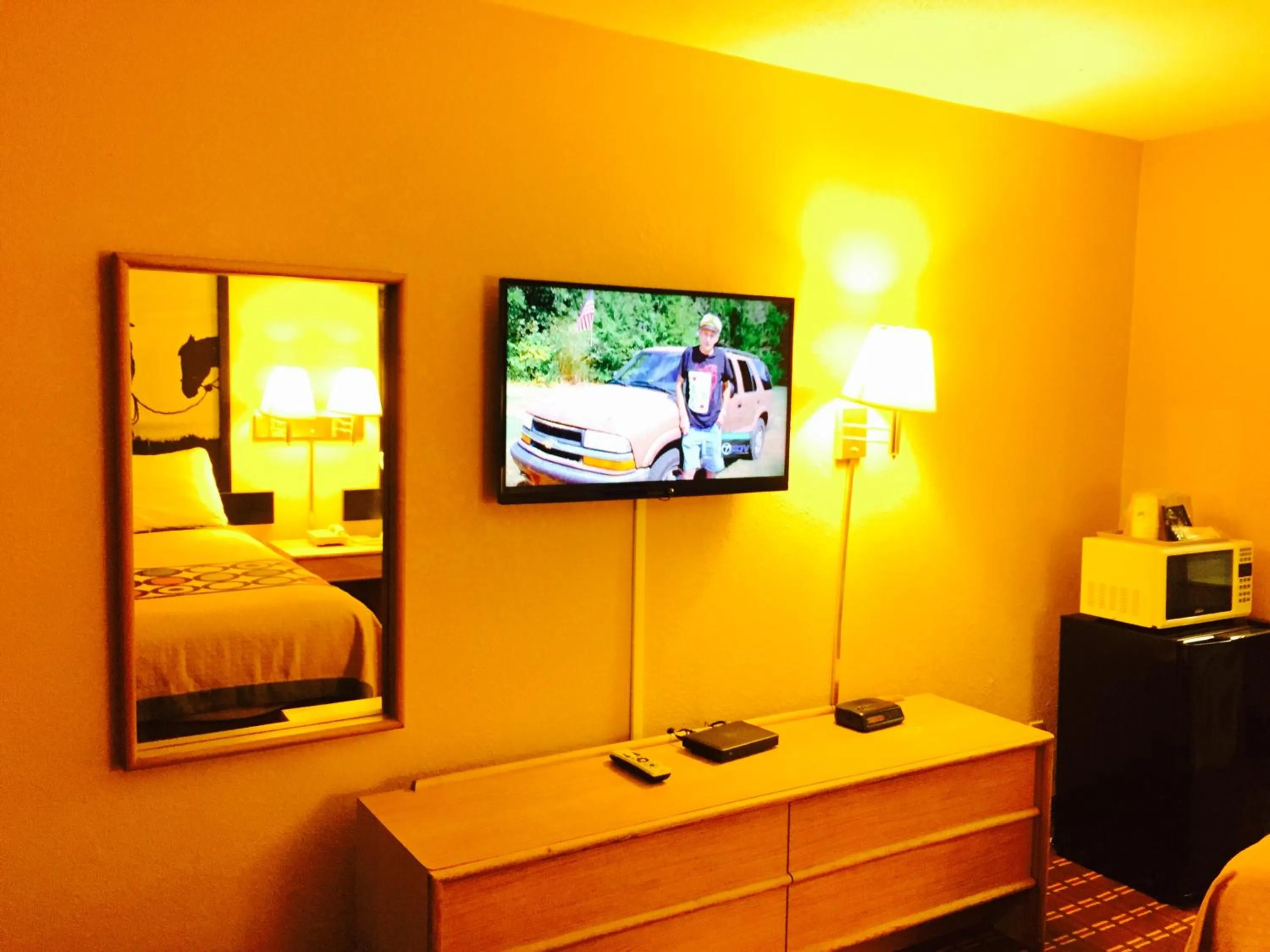 Communal lounge/ TV room, TV/Entertainment Center in Super 8 by Wyndham Longview/I-20