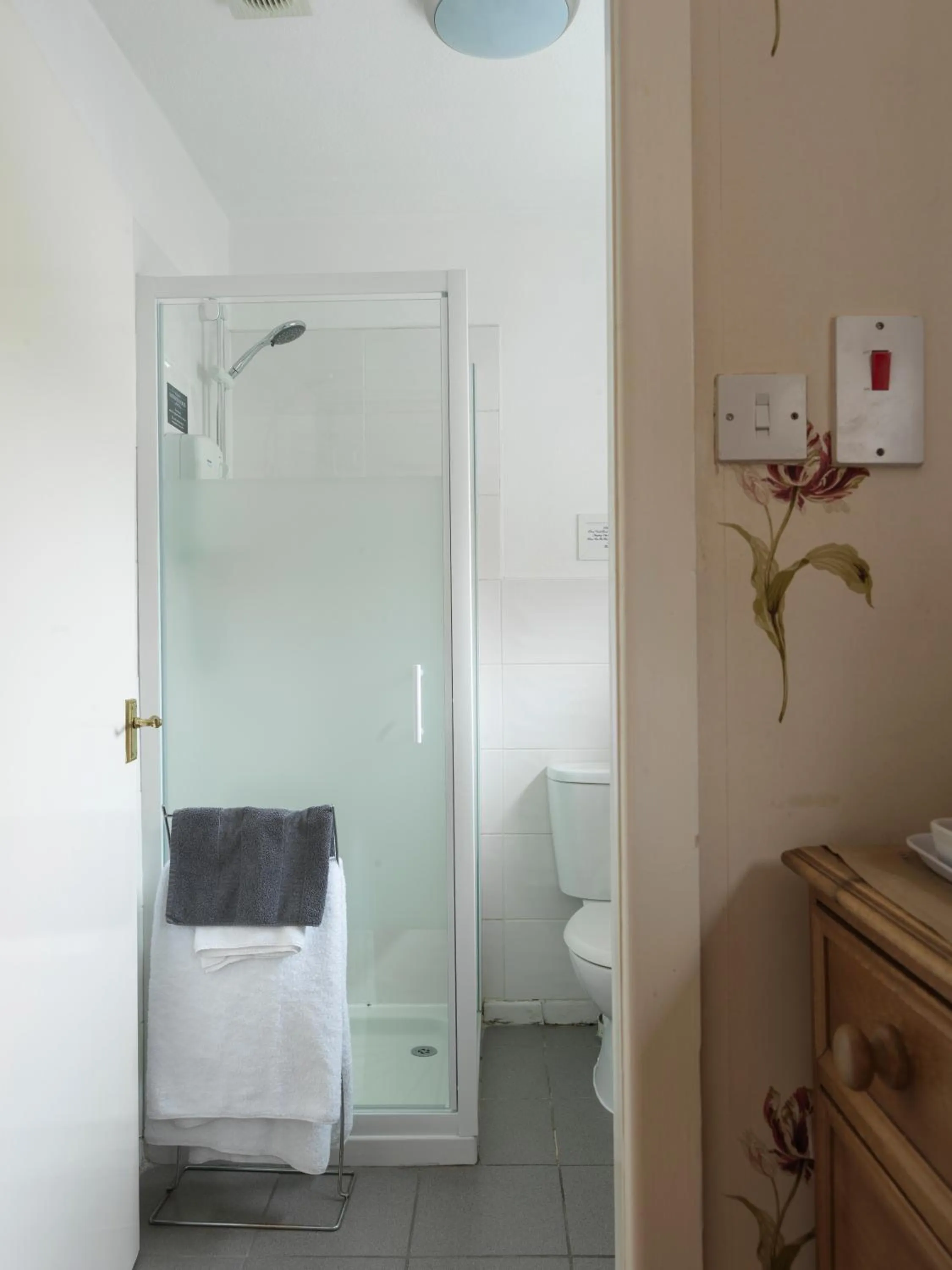 Shower, Bed in Howarth House