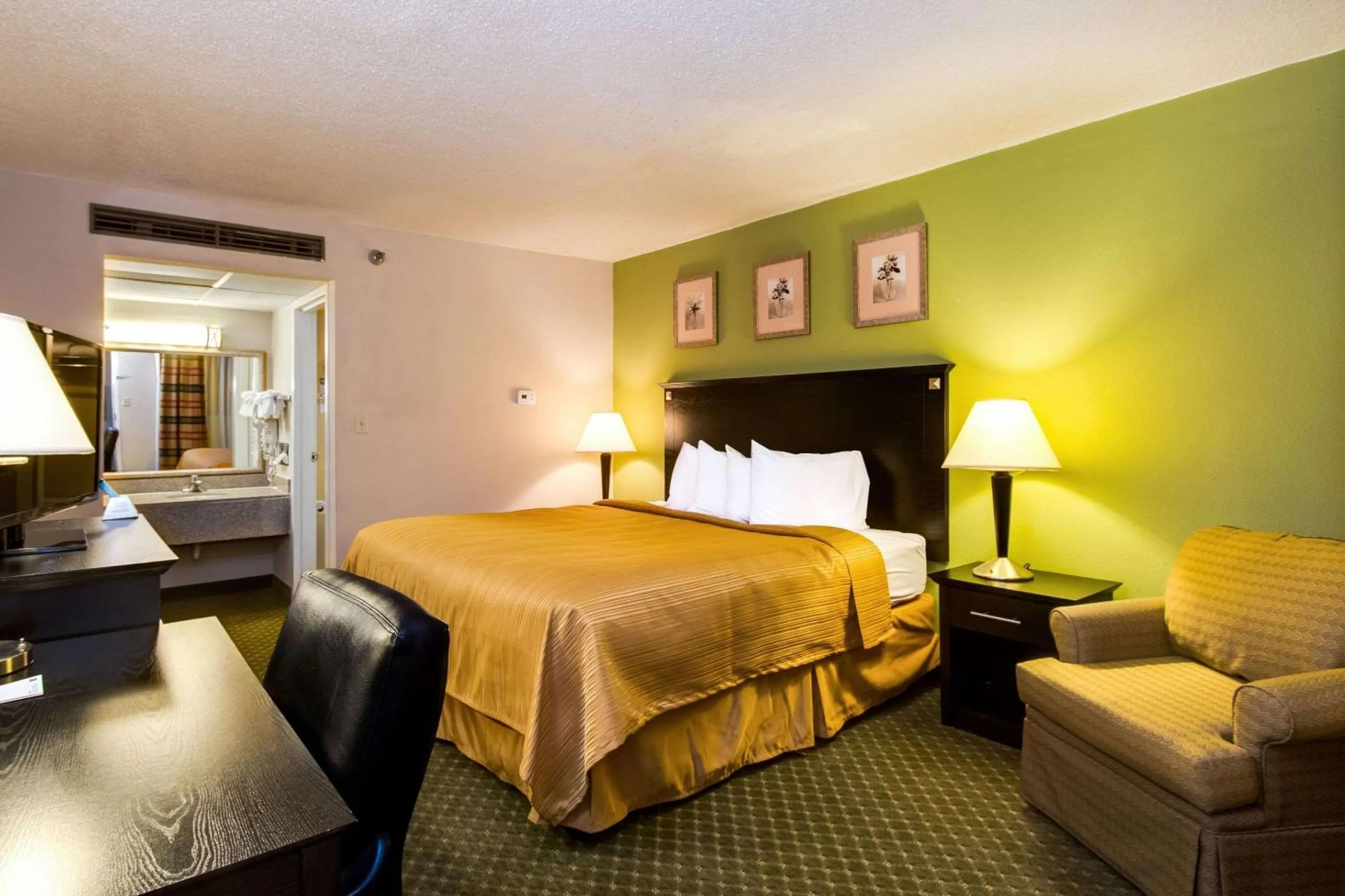 Photo of the whole room, Bed in Quality Inn & Suites Moline - Quad Cities