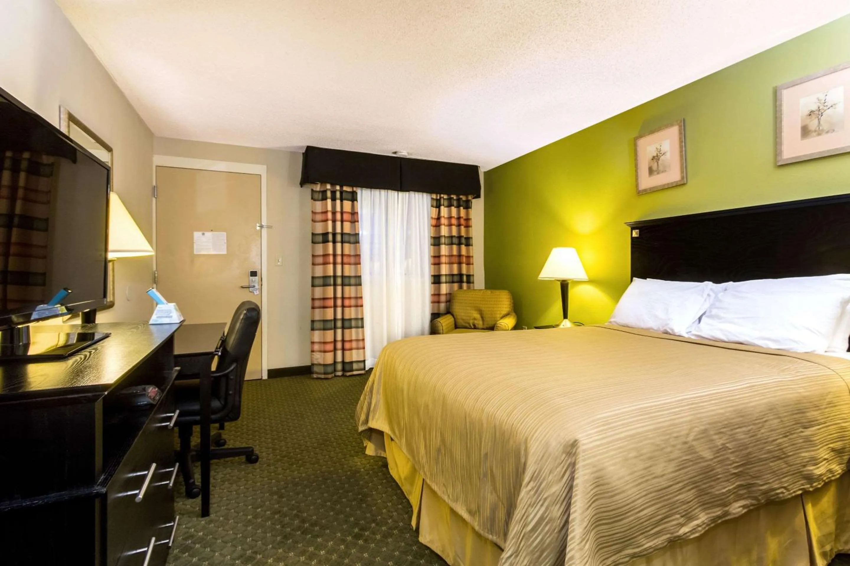 Photo of the whole room, Bed in Quality Inn & Suites Moline - Quad Cities