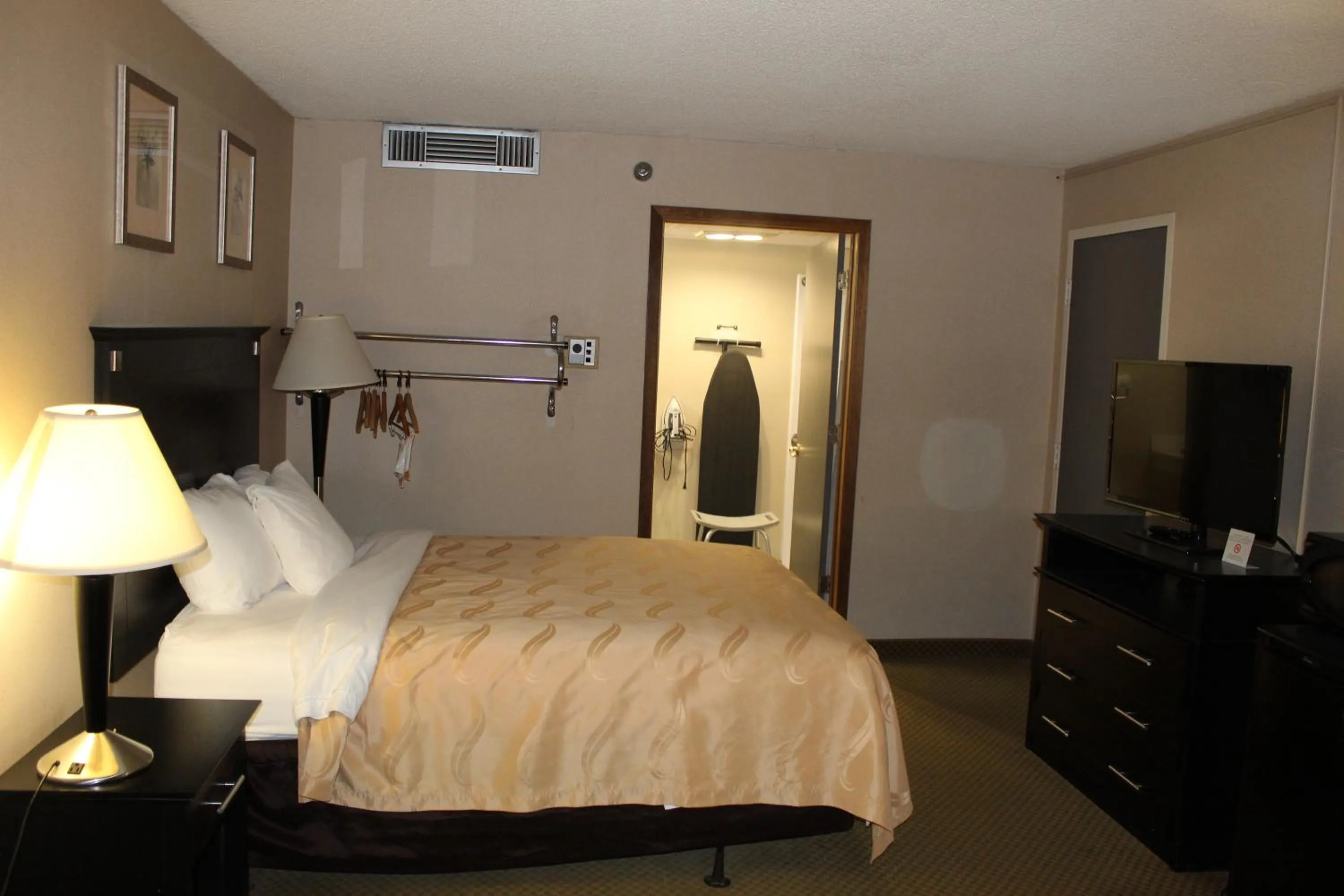 Bed in Quality Inn & Suites Moline - Quad Cities