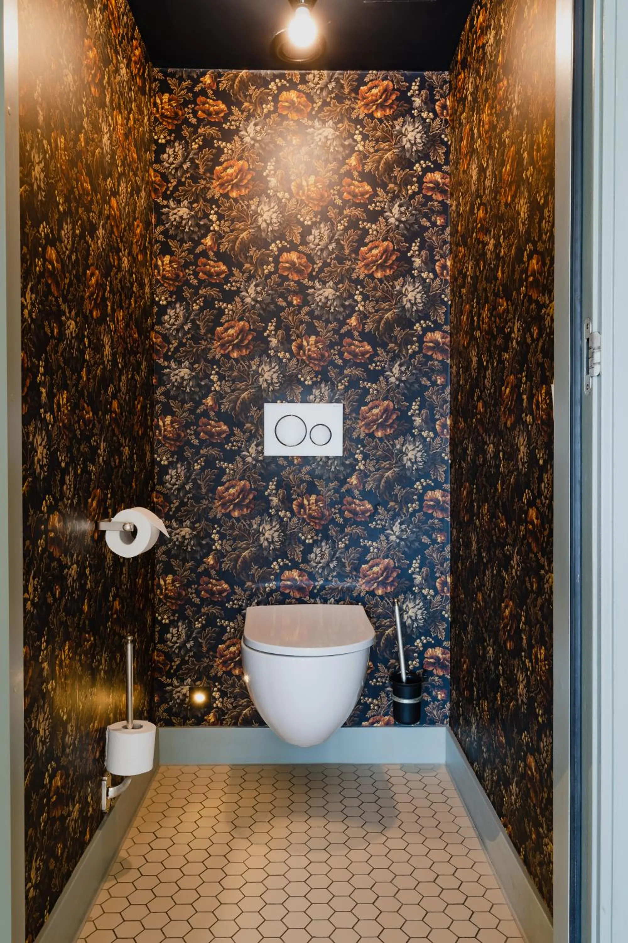 Toilet in Hotel Mercier