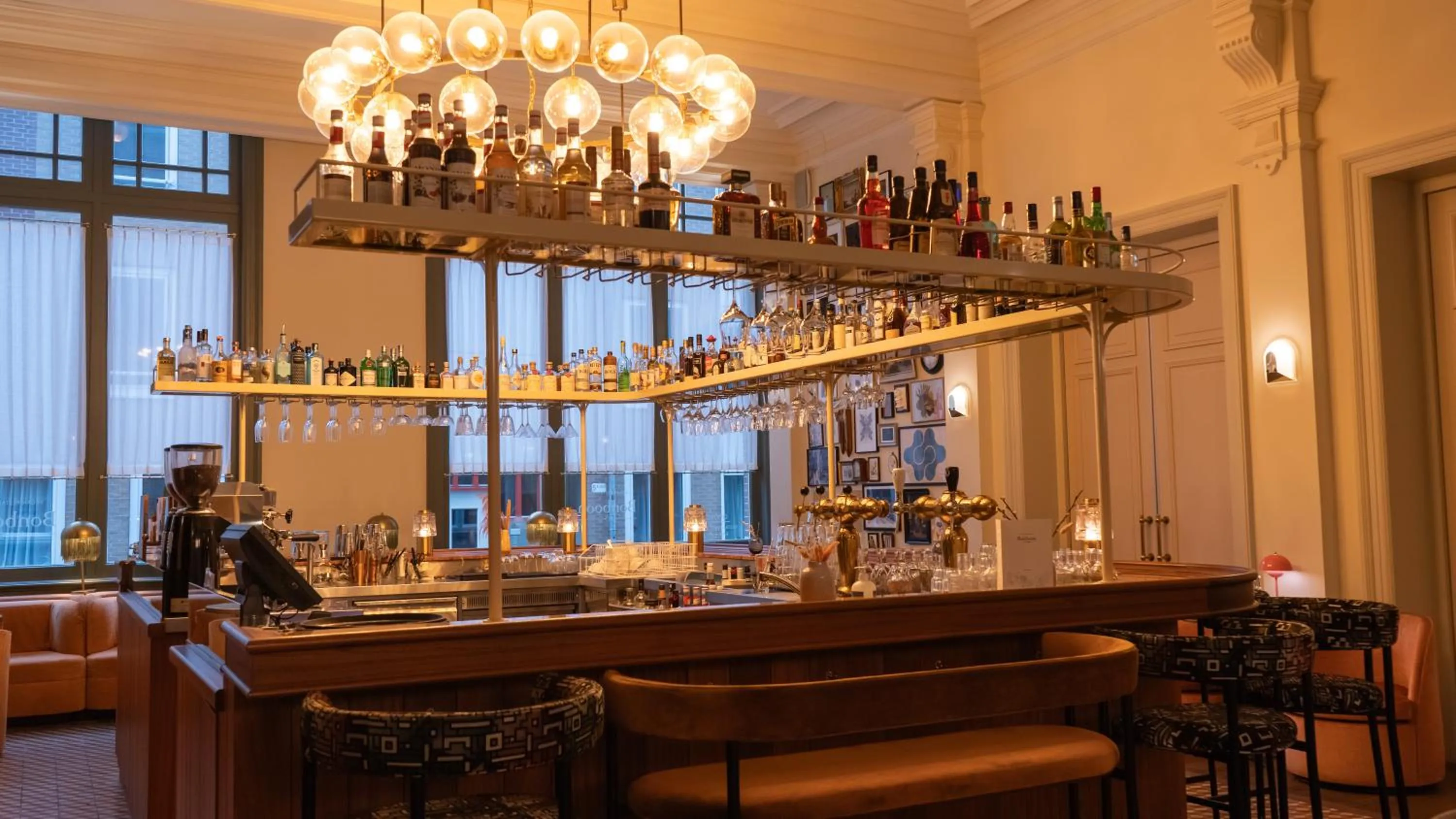 Restaurant/places to eat in Hotel Mercier