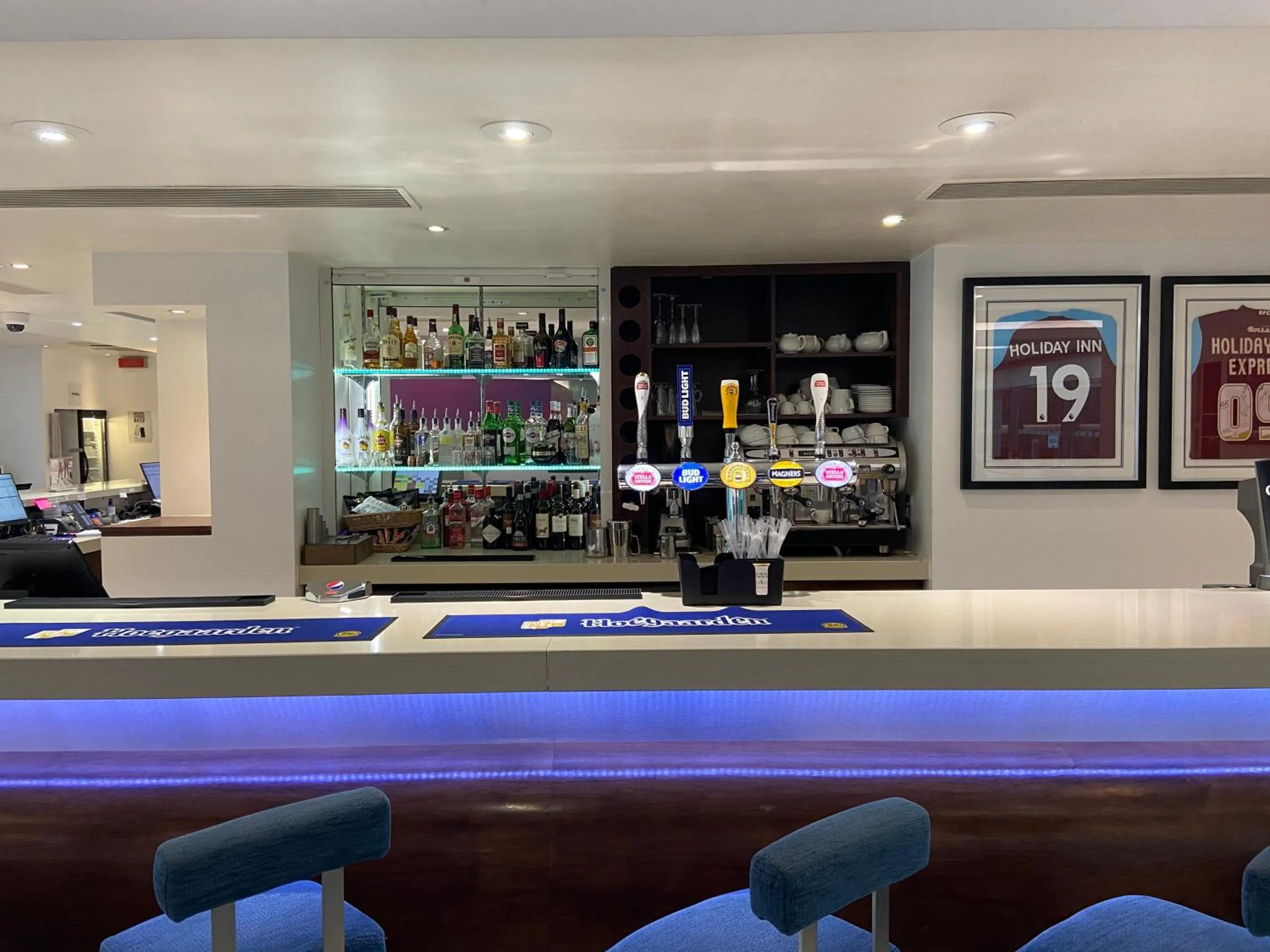 Lounge or bar in Holiday Inn Express Burnley M65 Jct 10 by IHG