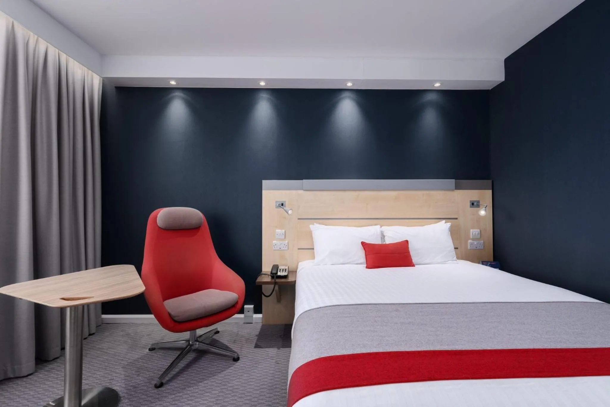 Photo of the whole room, Bed in Holiday Inn Express Burnley M65 Jct 10 by IHG