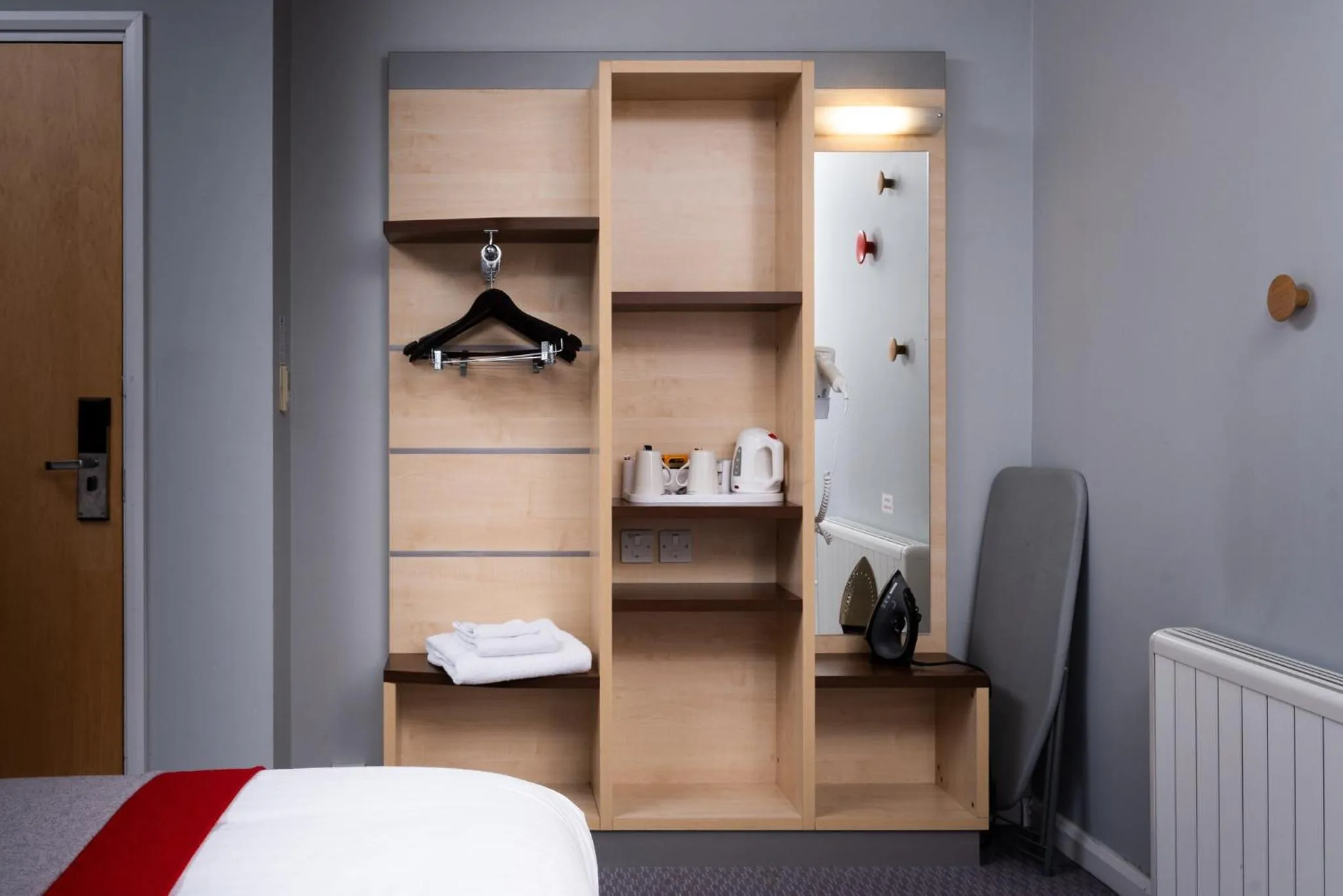 Photo of the whole room, Bed in Holiday Inn Express Burnley M65 Jct 10 by IHG