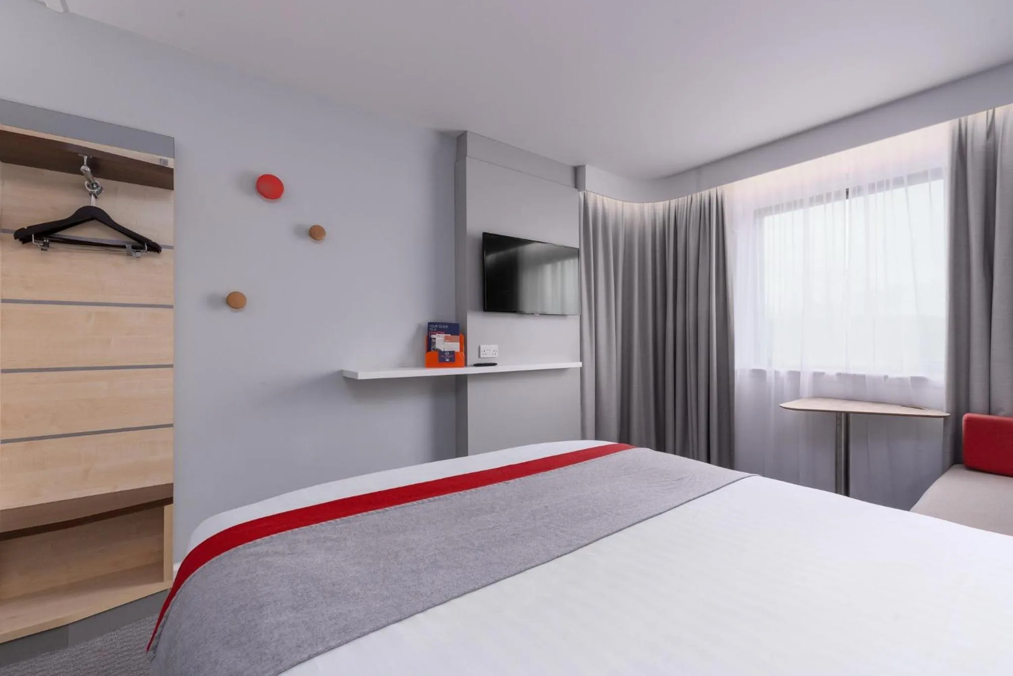 Photo of the whole room, Bed in Holiday Inn Express Burnley M65 Jct 10 by IHG