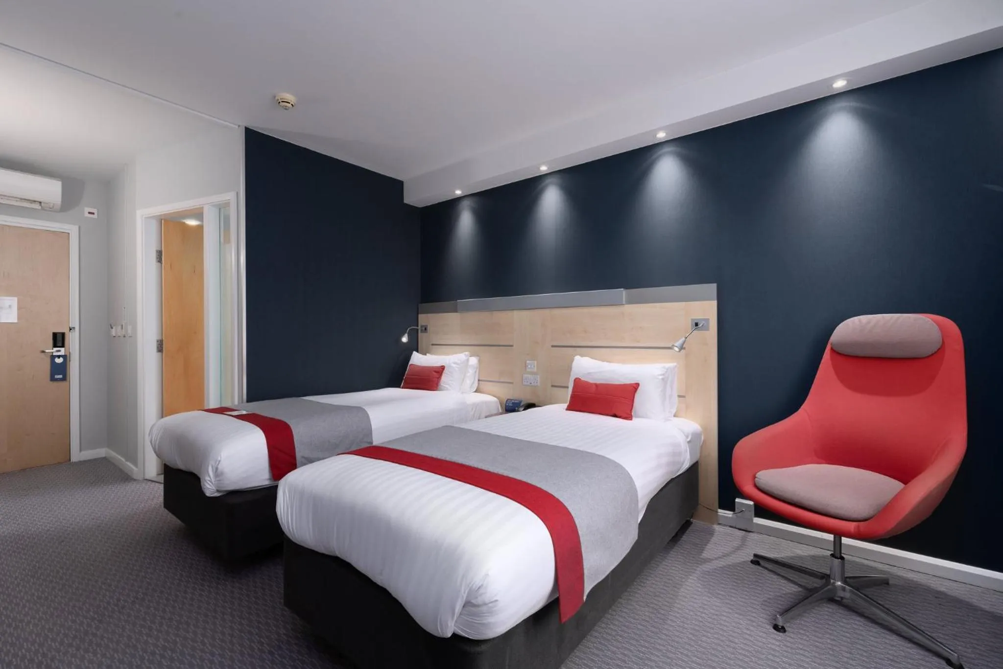 Photo of the whole room, Bed in Holiday Inn Express Burnley M65 Jct 10 by IHG