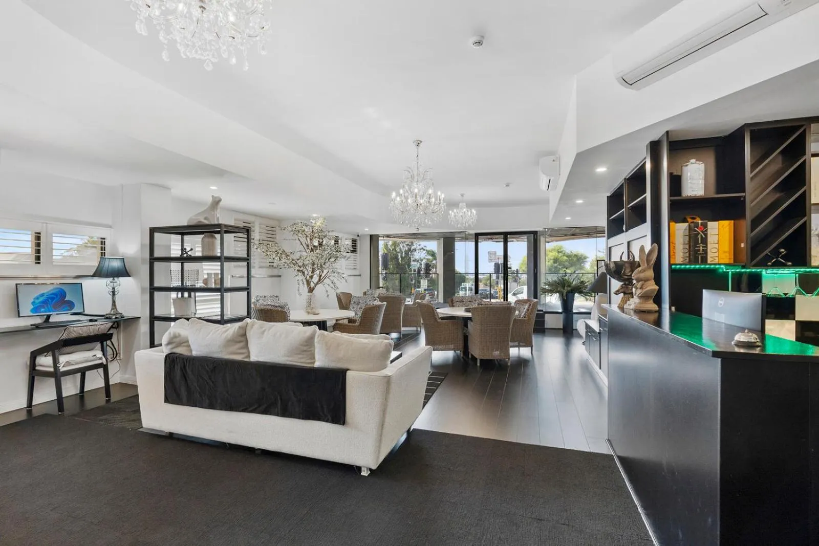 Lobby or reception in Airport Hotel Sydney