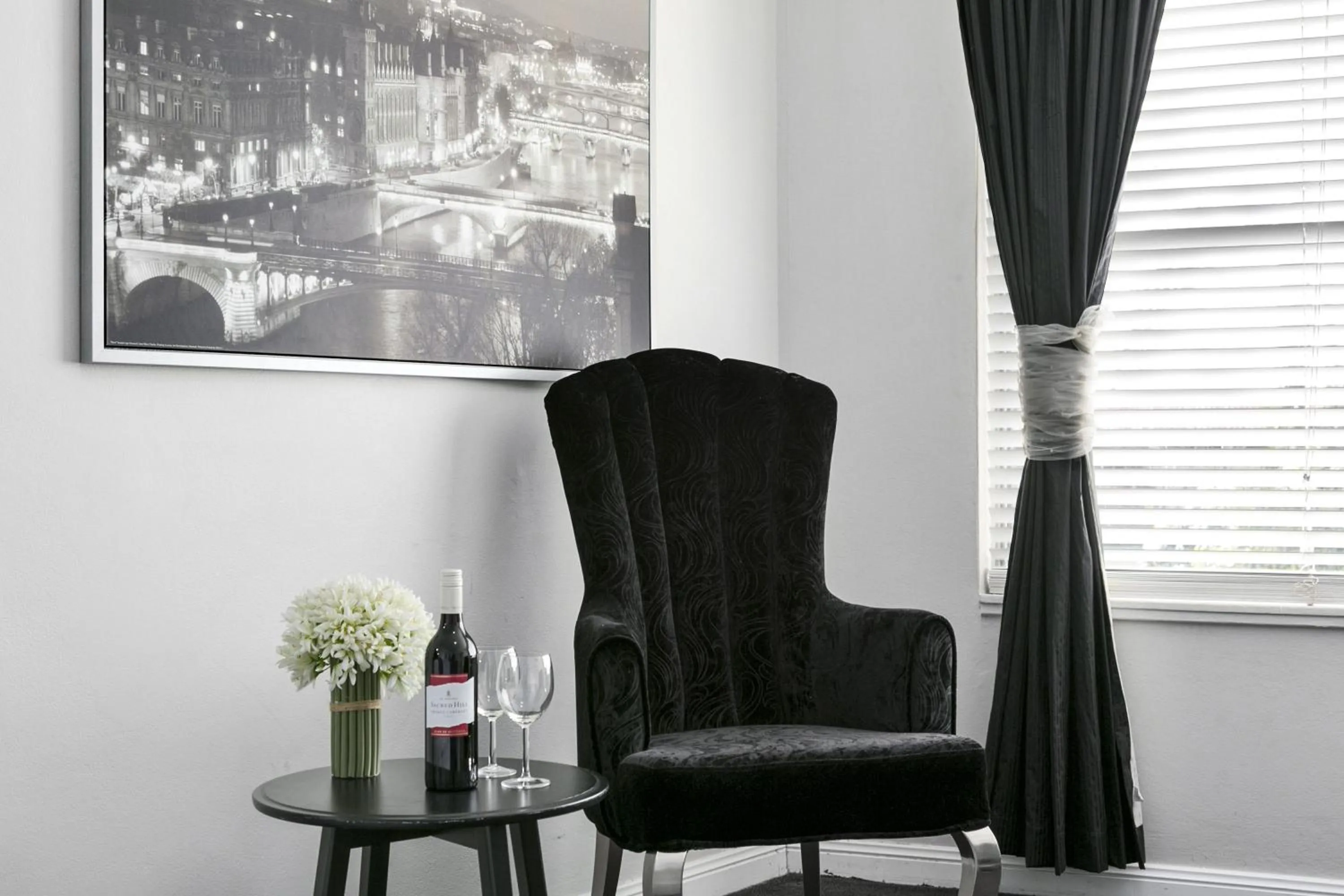 Seating area in Airport Hotel Sydney