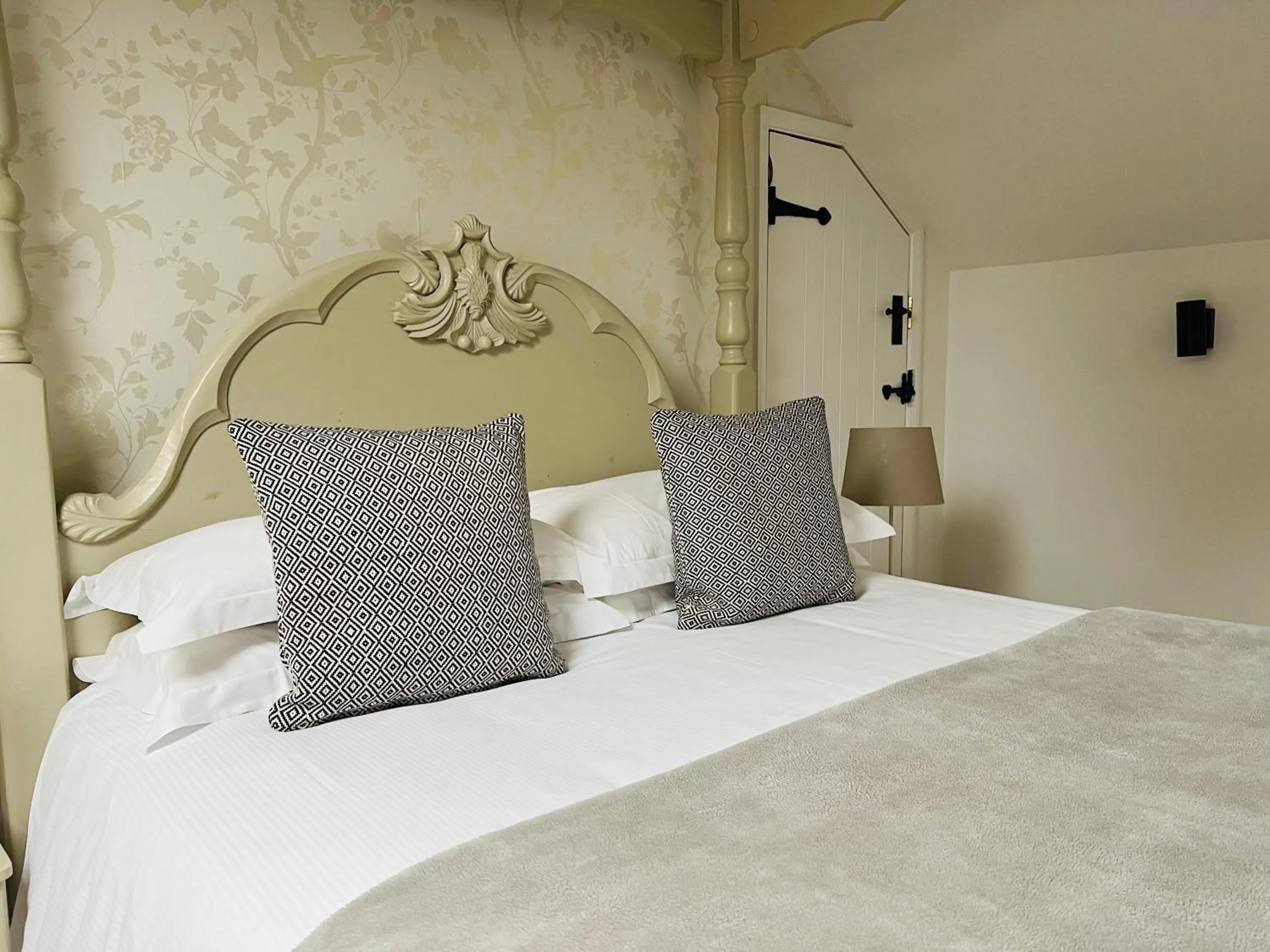 Bedroom, Bed in Cottage Lodge Hotel