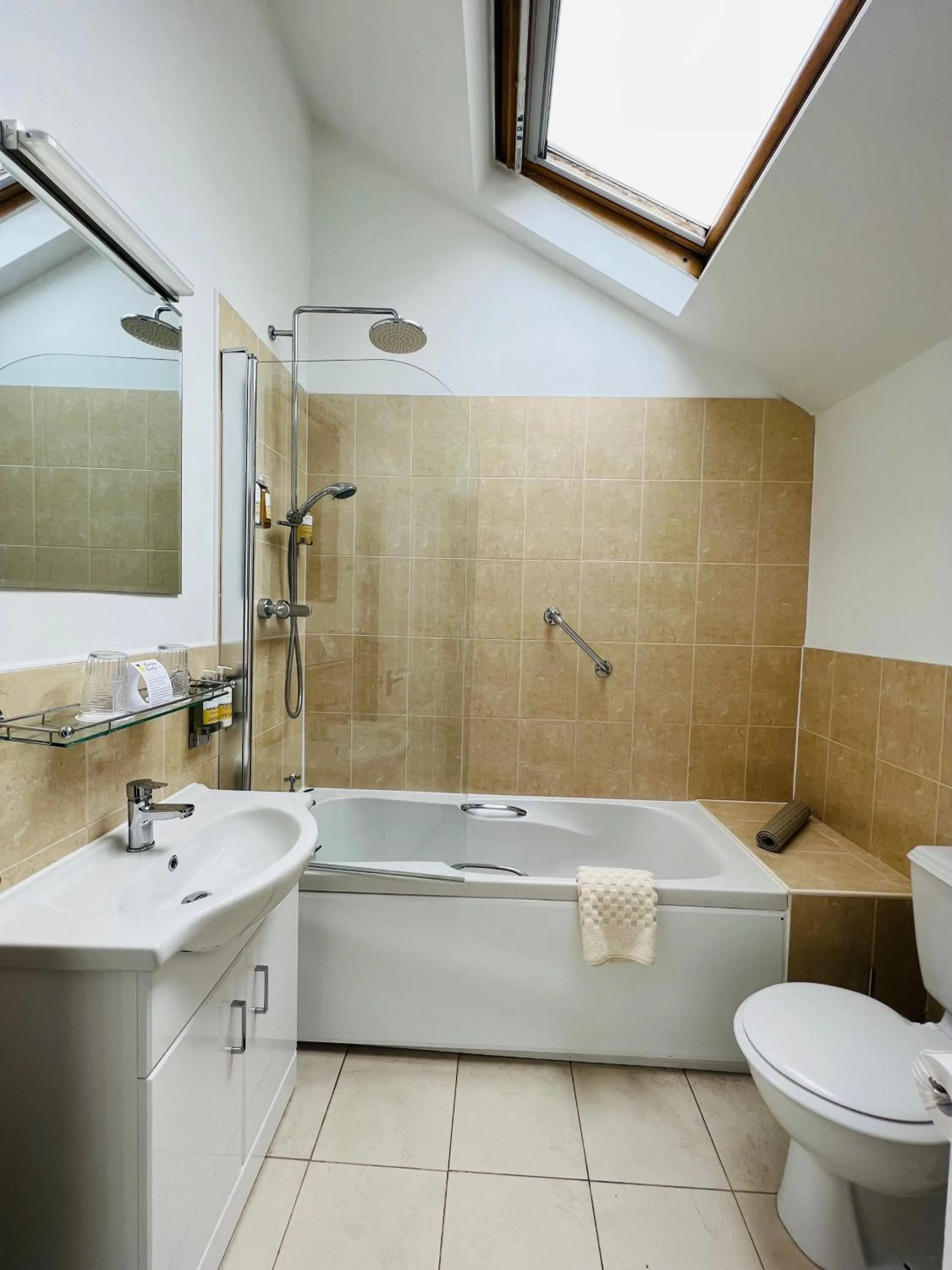 Bathroom in Cottage Lodge Hotel