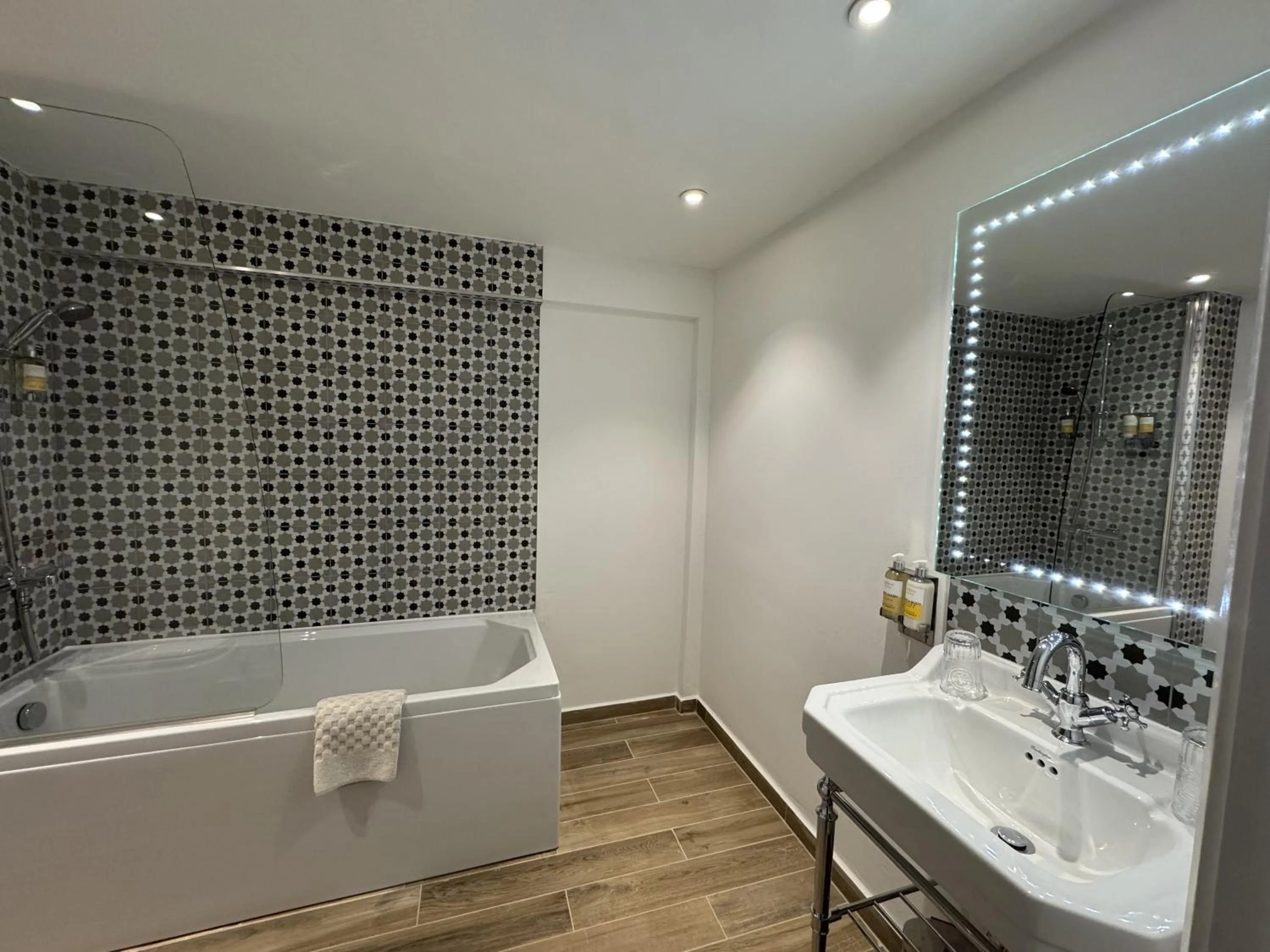 Bathroom in Cottage Lodge Hotel