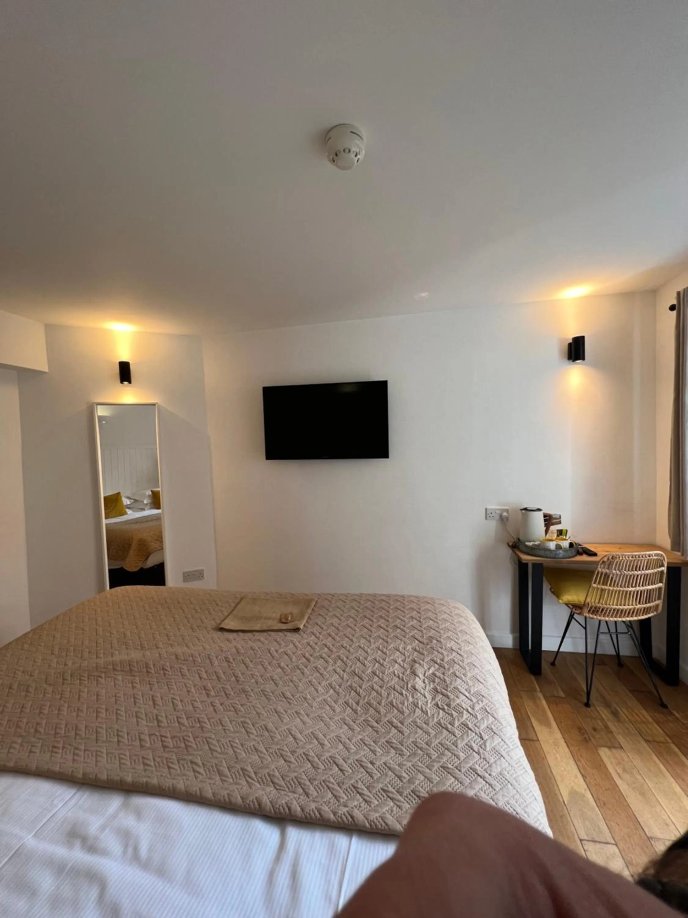 Bedroom, Bed in Cottage Lodge Hotel