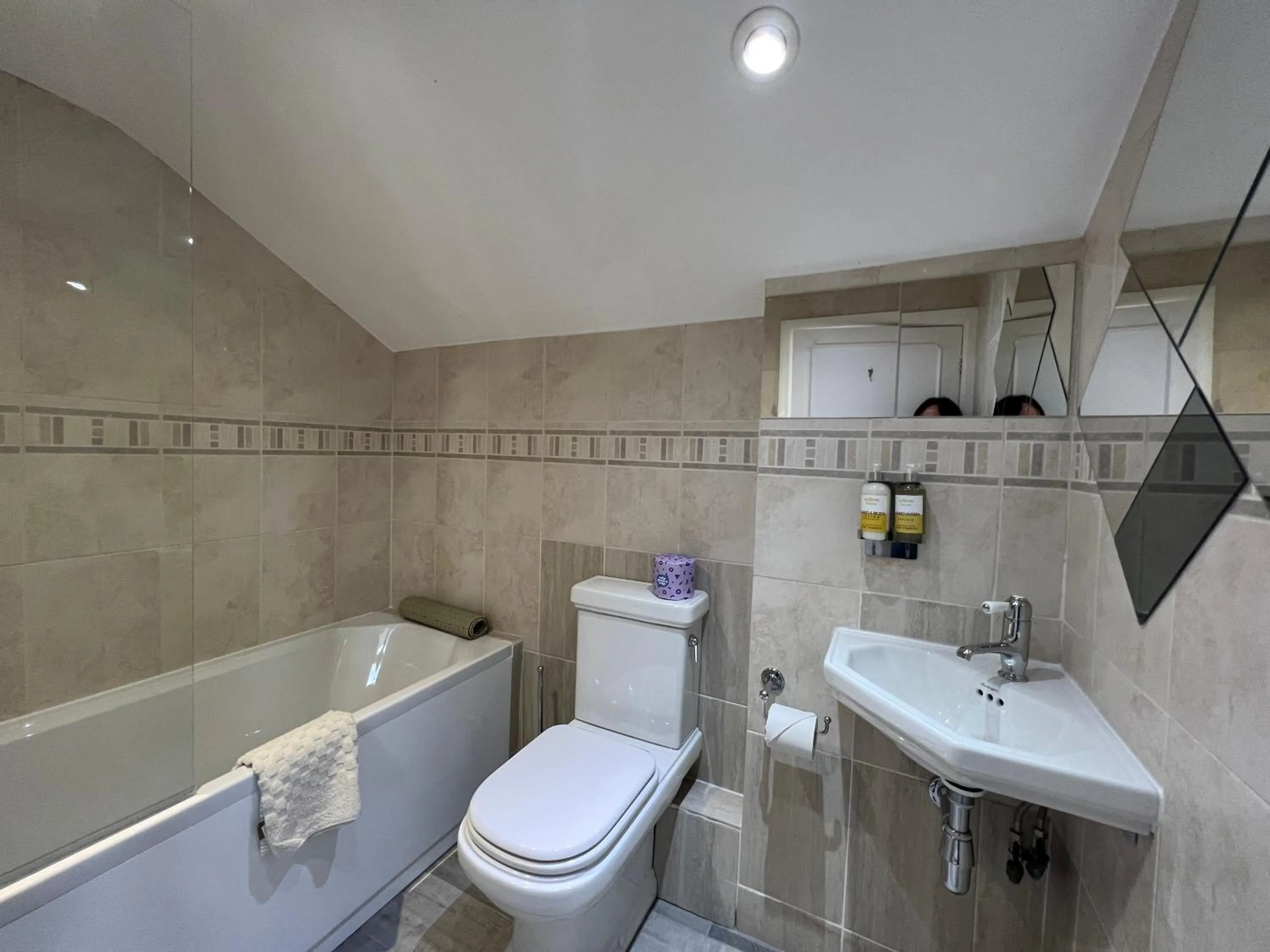 Bathroom in Cottage Lodge Hotel