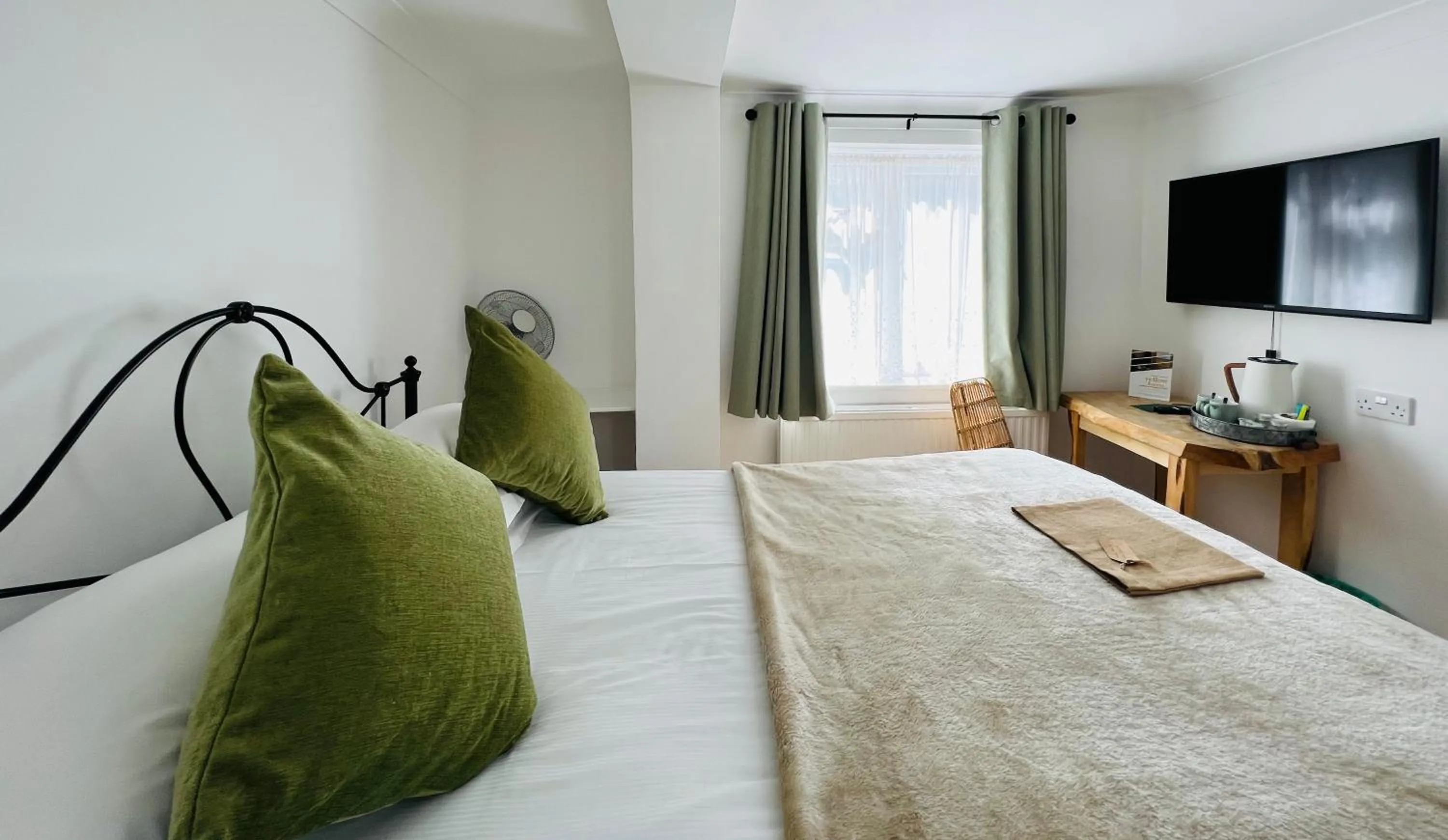 Bedroom, Bed in Cottage Lodge Hotel