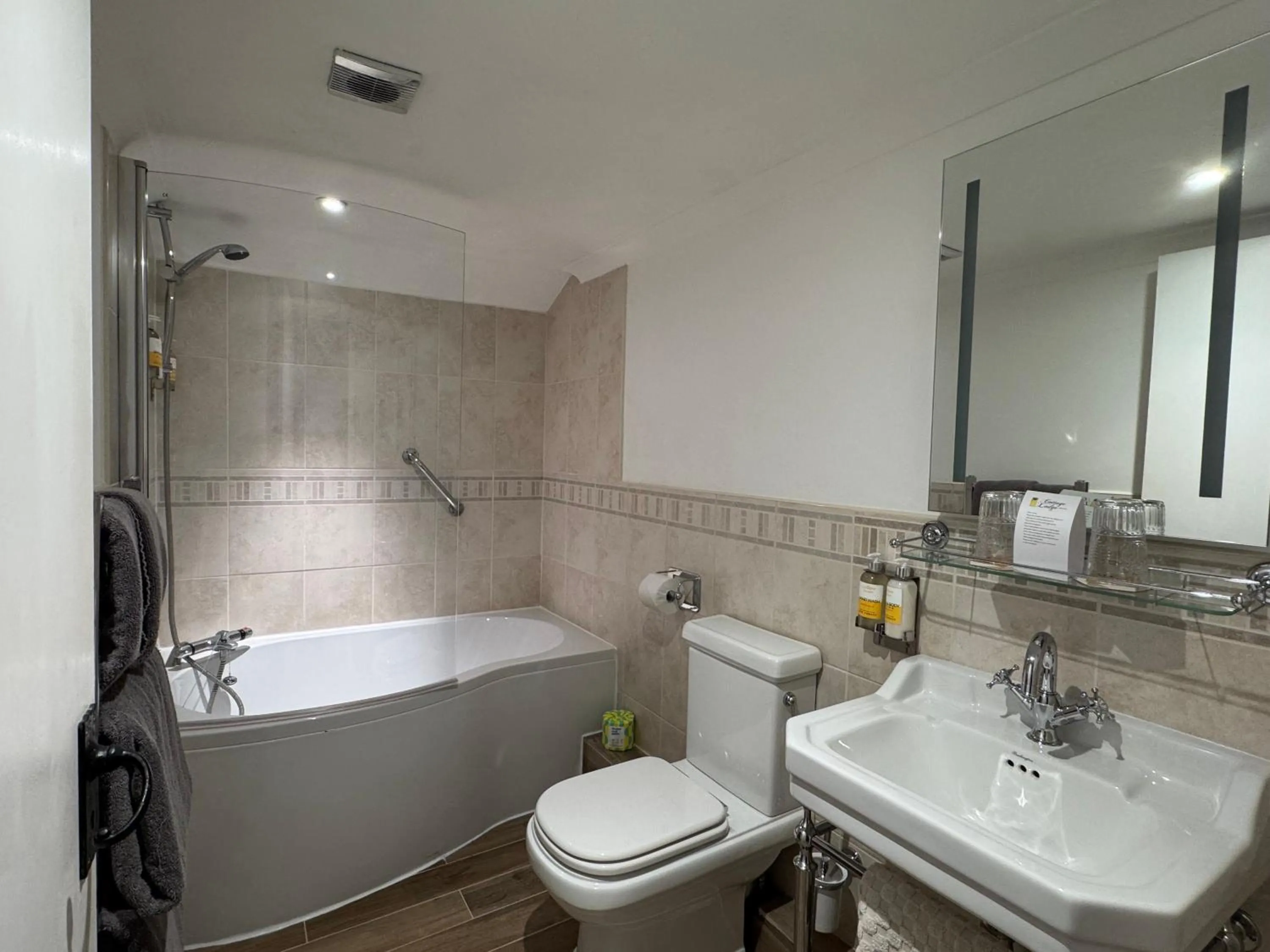 Bathroom in Cottage Lodge Hotel