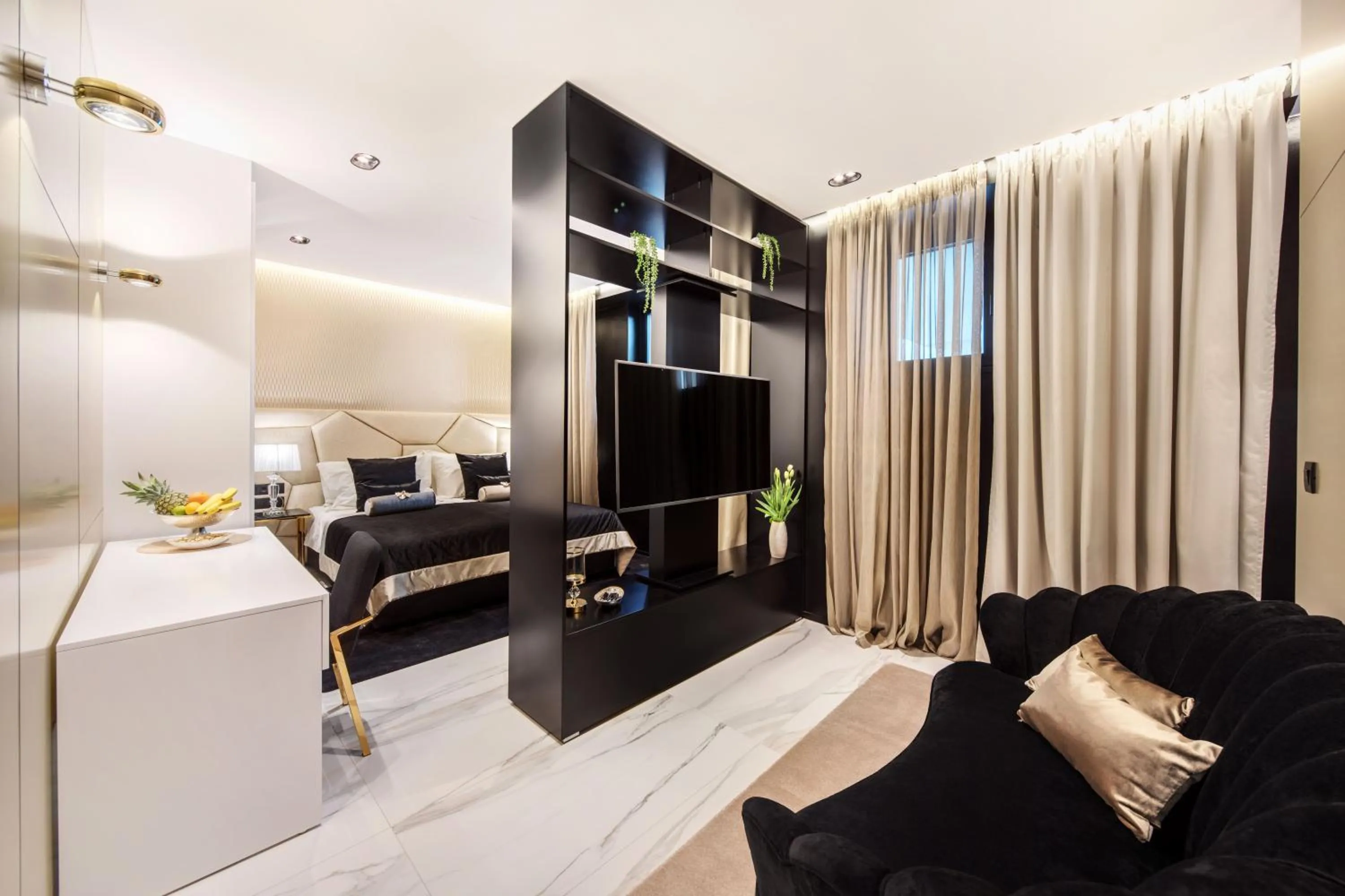 TV and multimedia, Bed in Posh Residence Luxury Suites