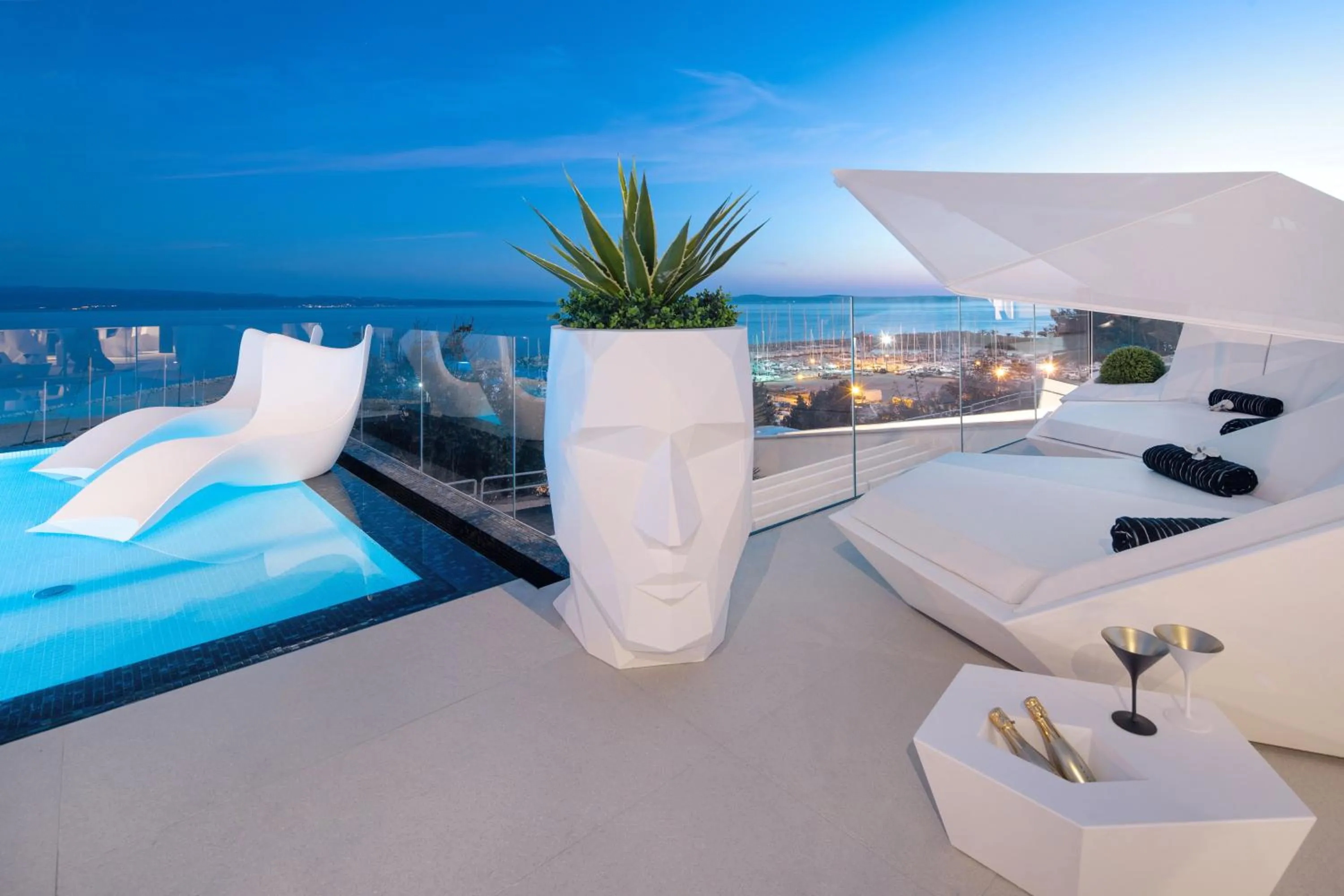 Swimming pool in Posh Residence Luxury Suites