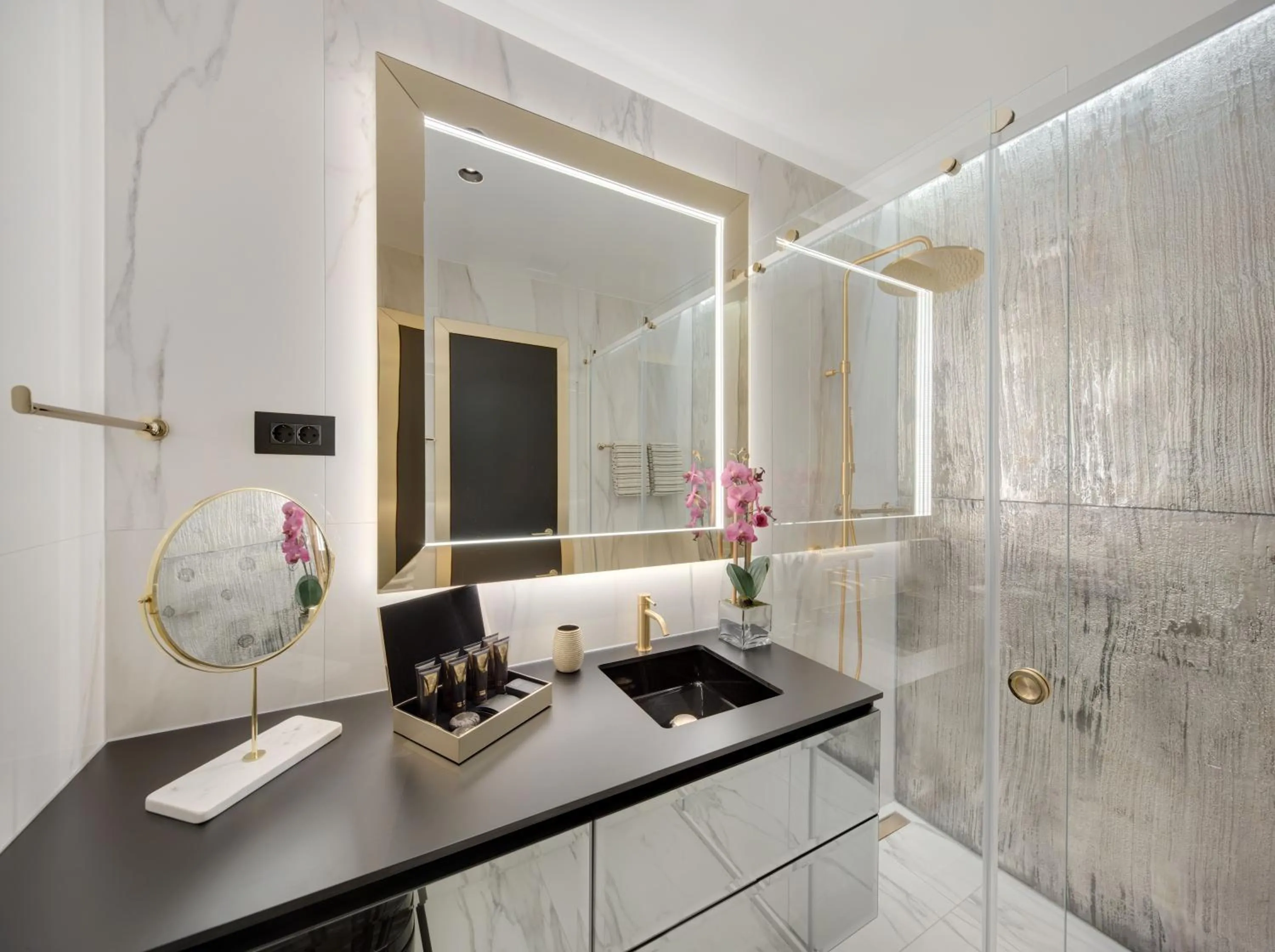 Shower in Posh Residence Luxury Suites