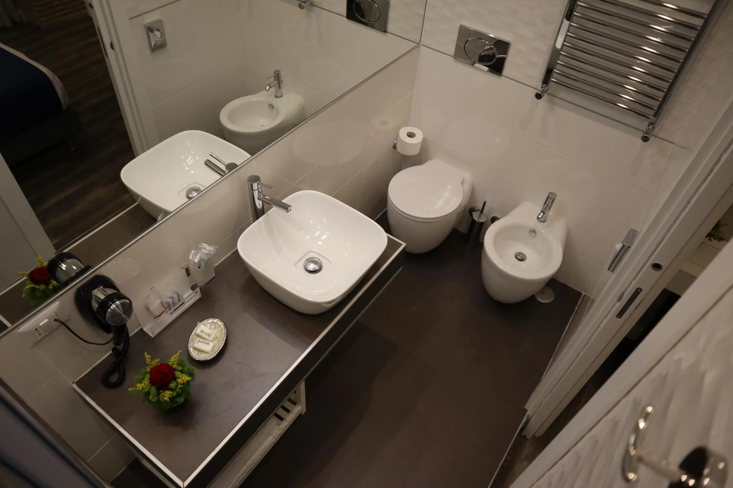 Toilet in MILLINA SUITES IN NAVONA
