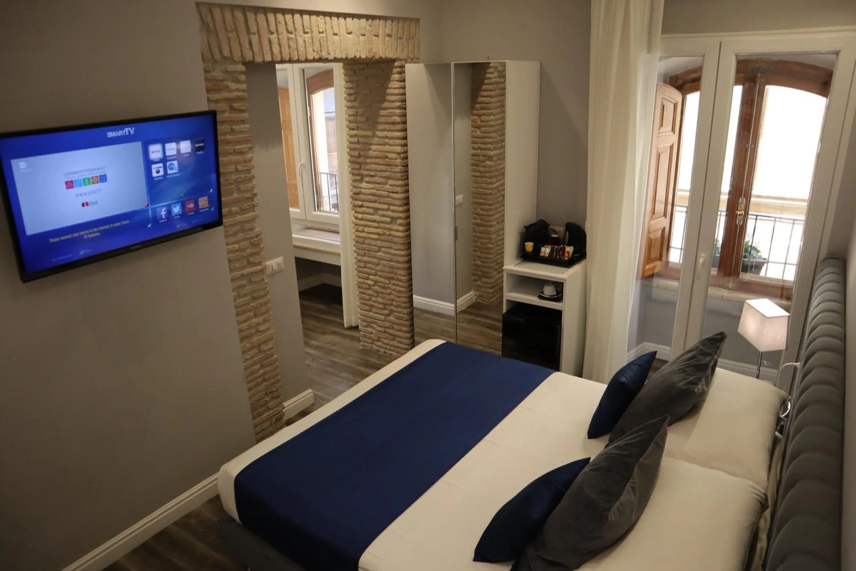 TV and multimedia, Bed in MILLINA SUITES IN NAVONA