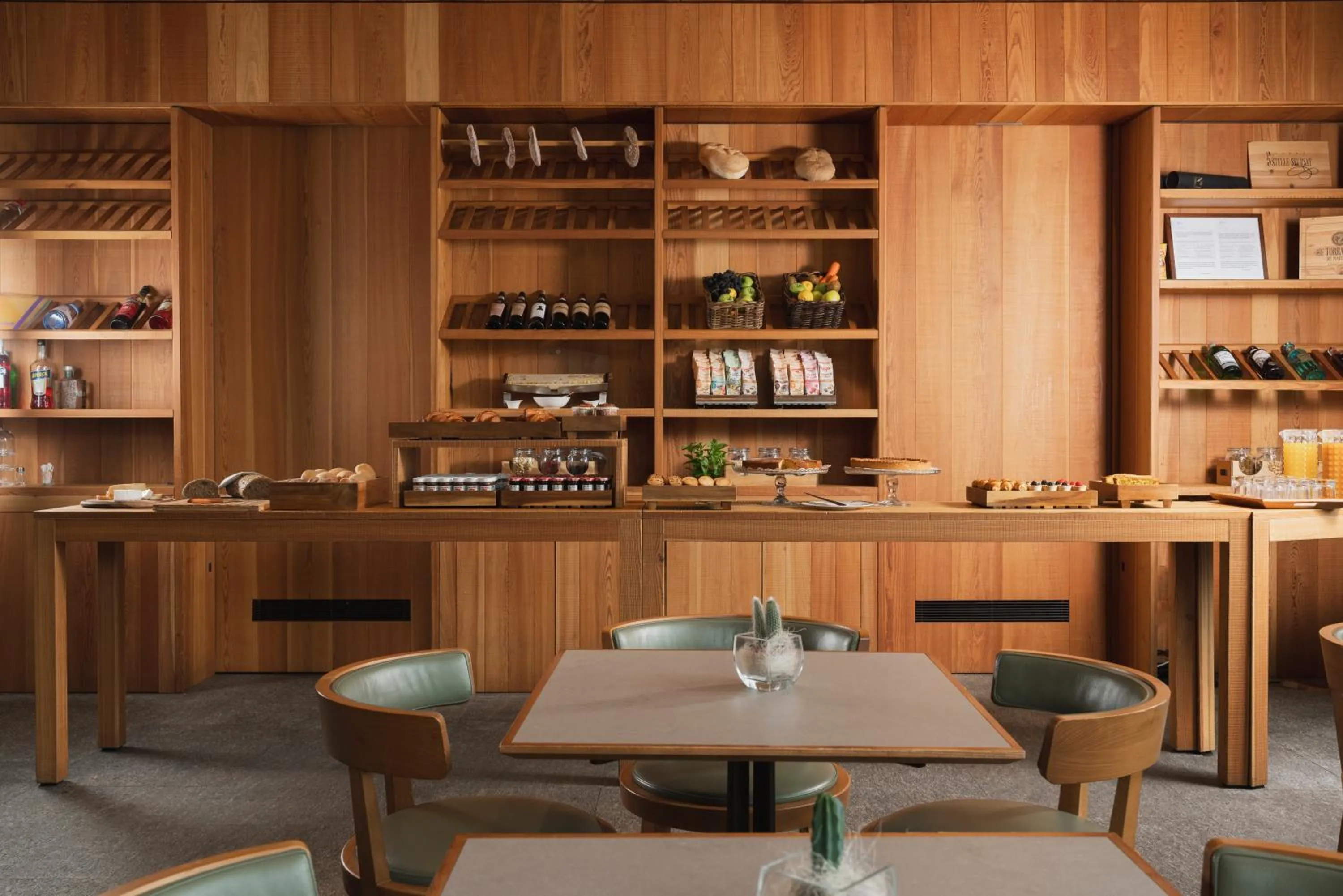 Restaurant/places to eat in Eden Hotel