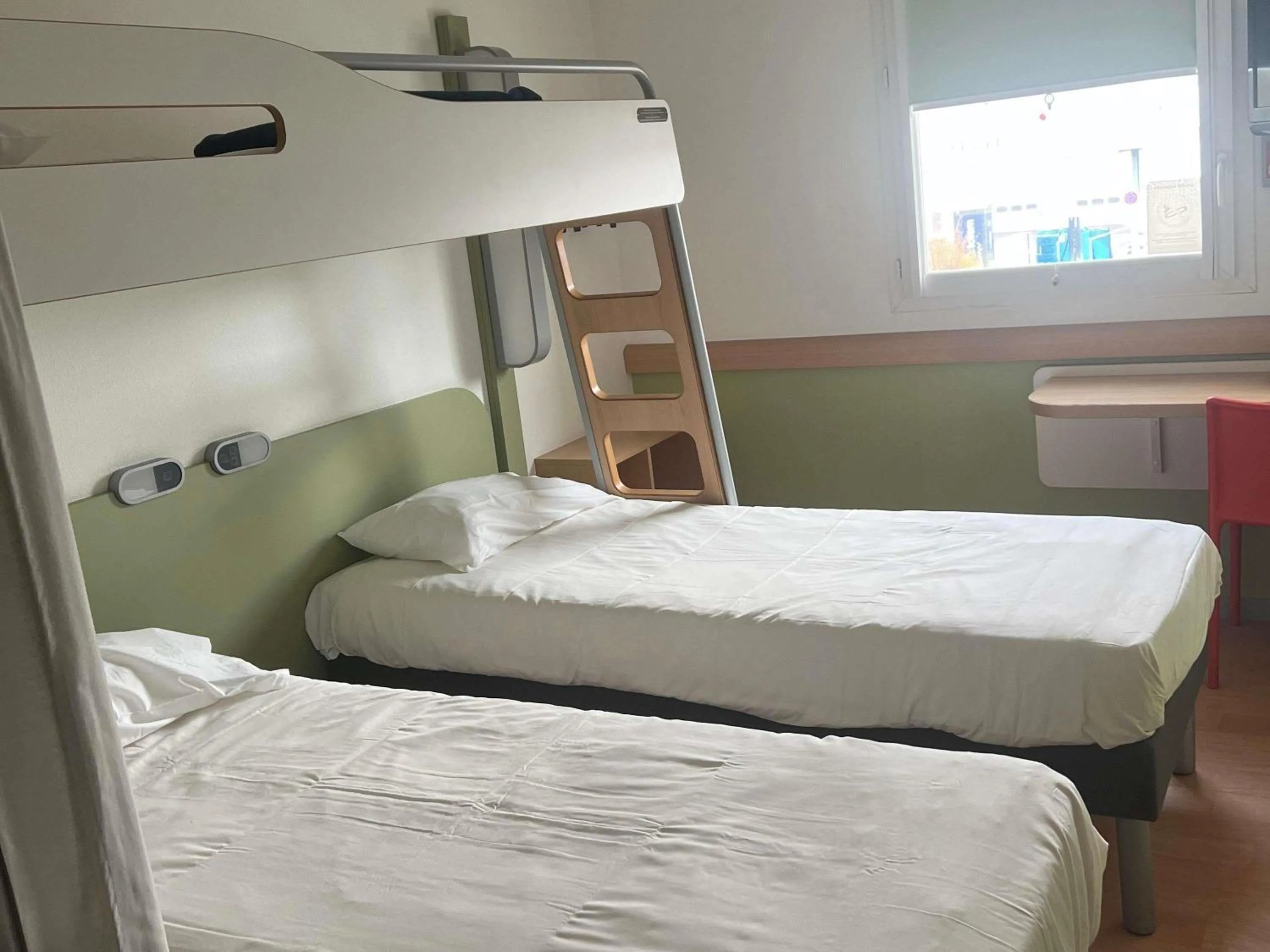 Bedroom, Bed in Ibis Budget Roanne Hôtel