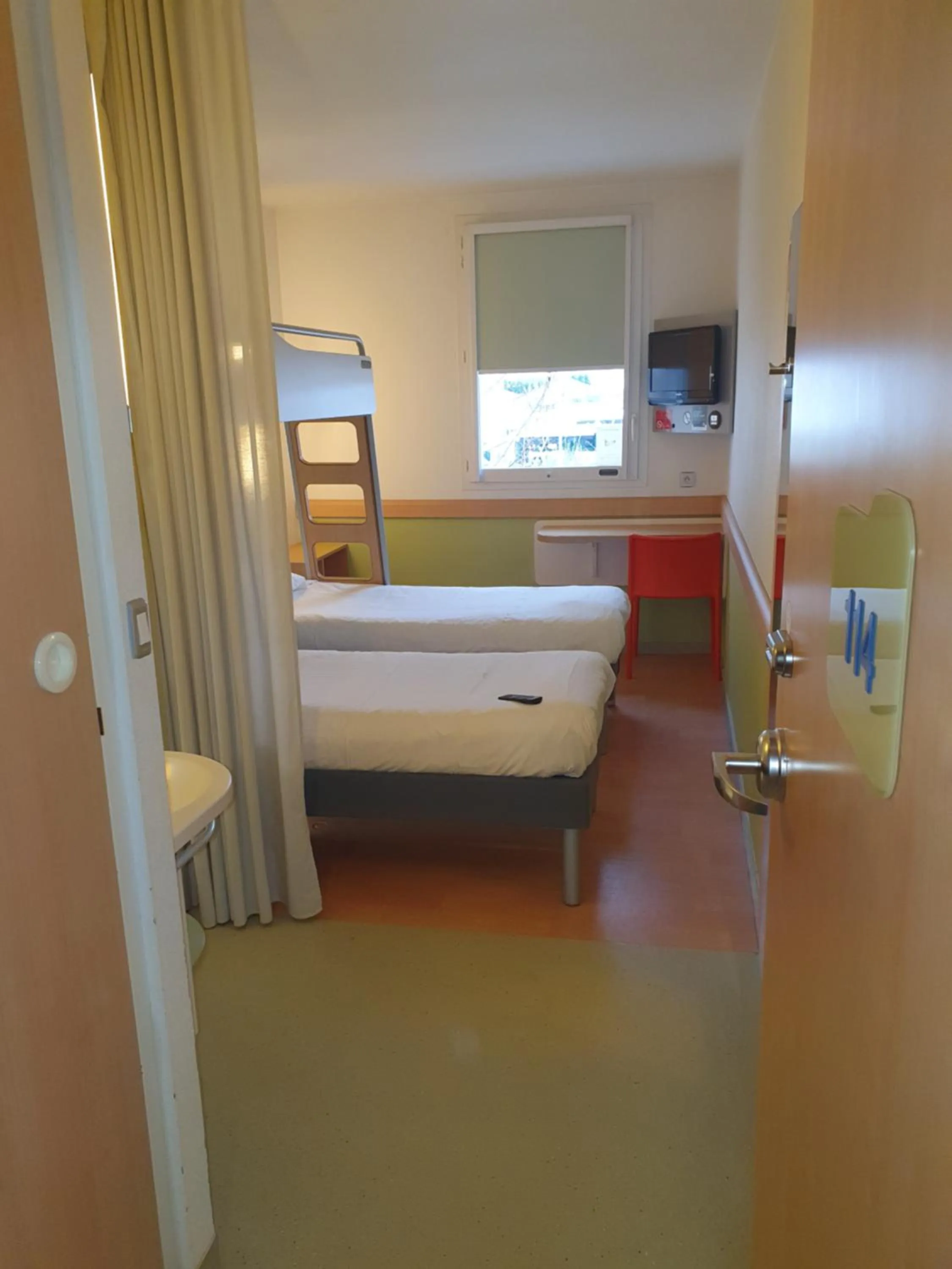 Bedroom, Bed in Ibis Budget Roanne Hôtel