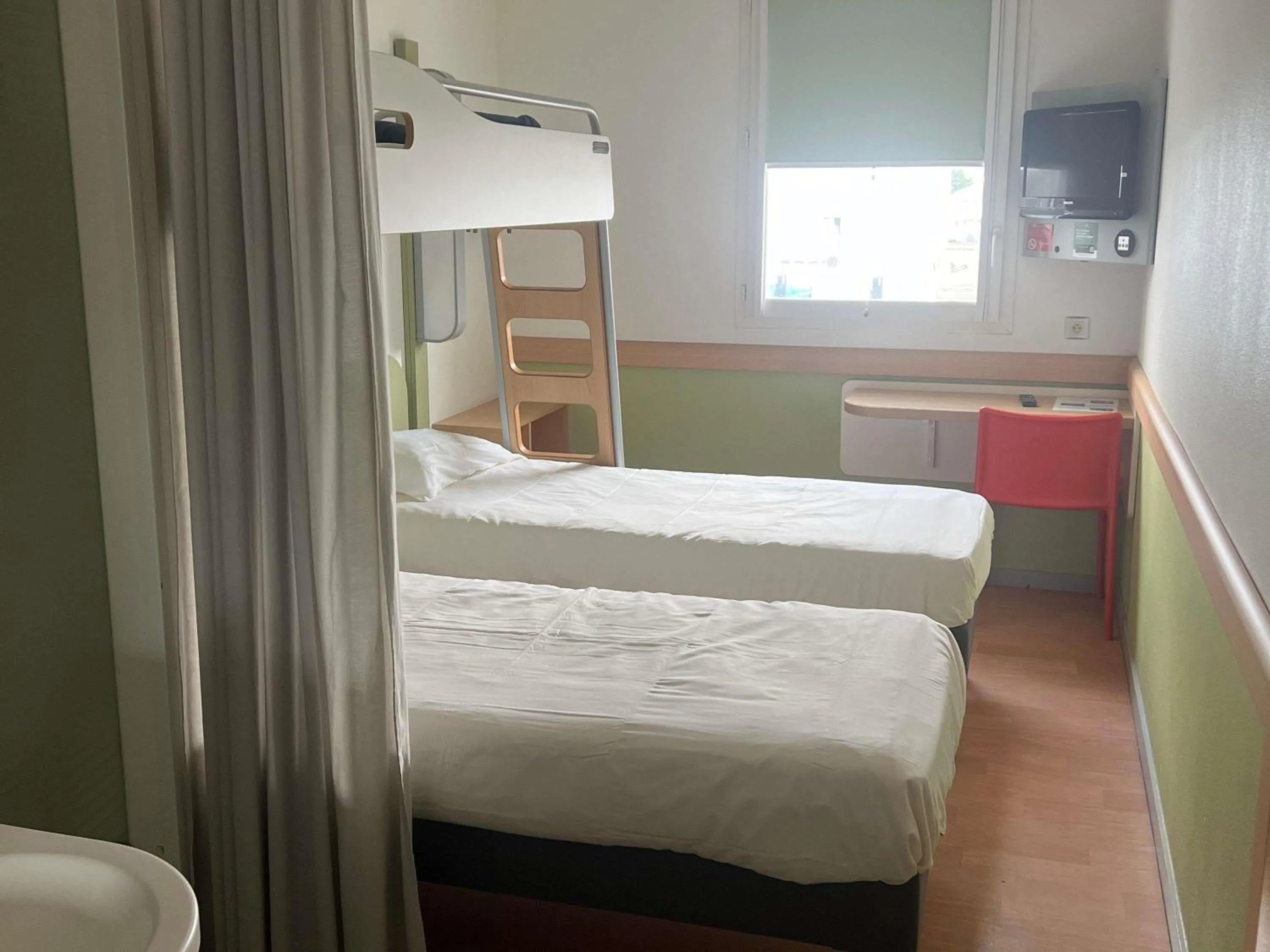 Bedroom, Bed in Ibis Budget Roanne Hôtel