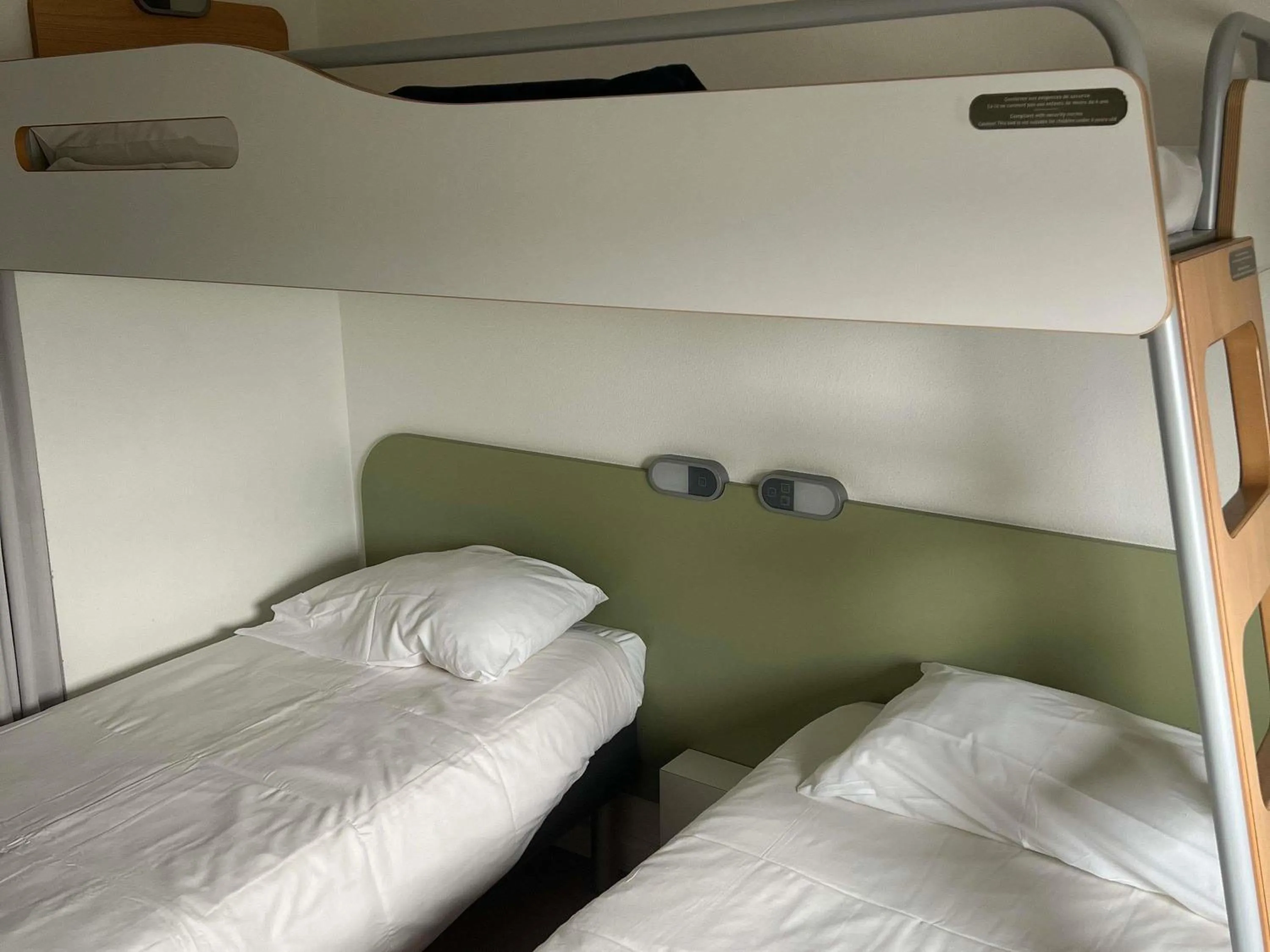 Bedroom, Bed in Ibis Budget Roanne Hôtel