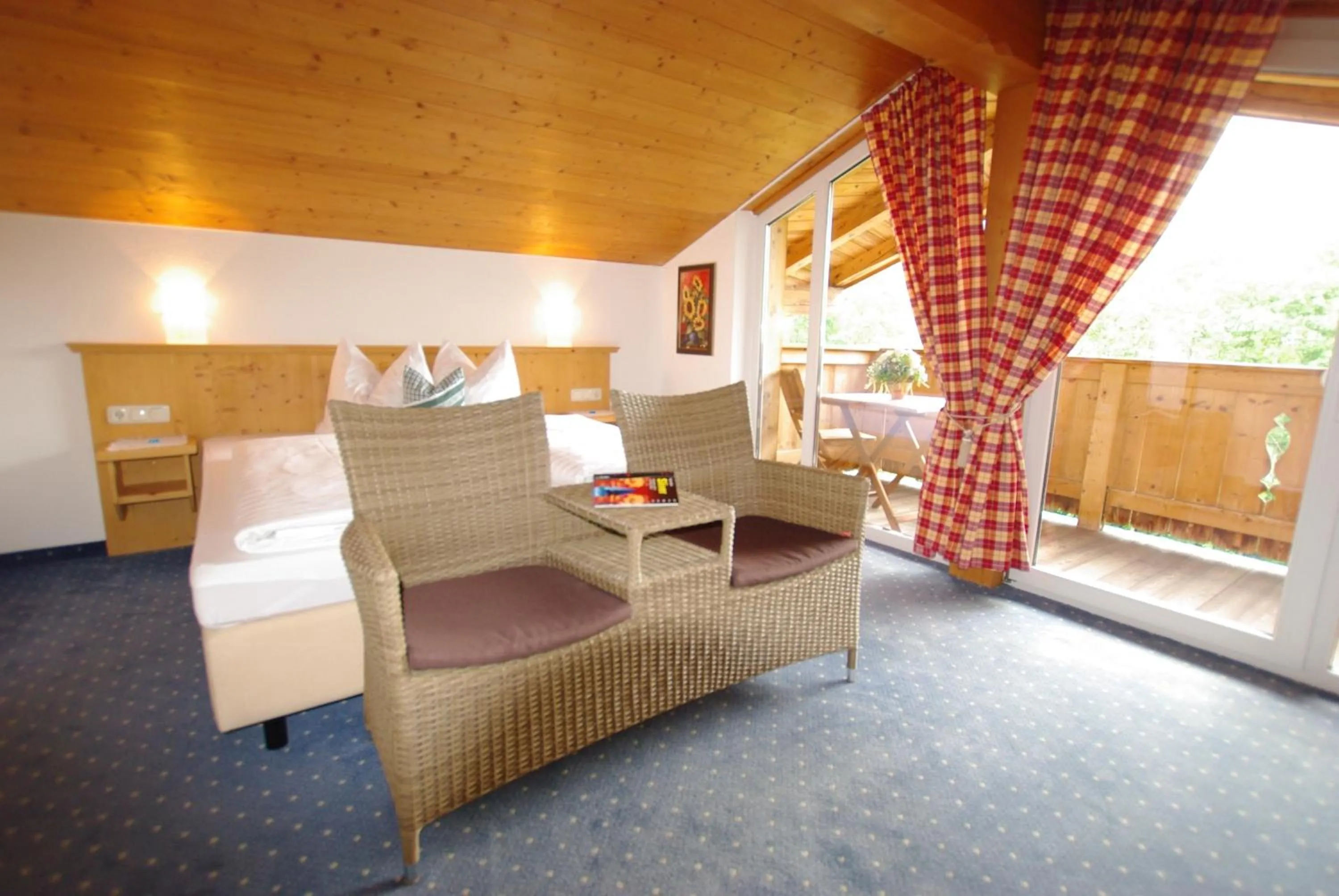 Photo of the whole room, Bed in Hotel-Pension Heike