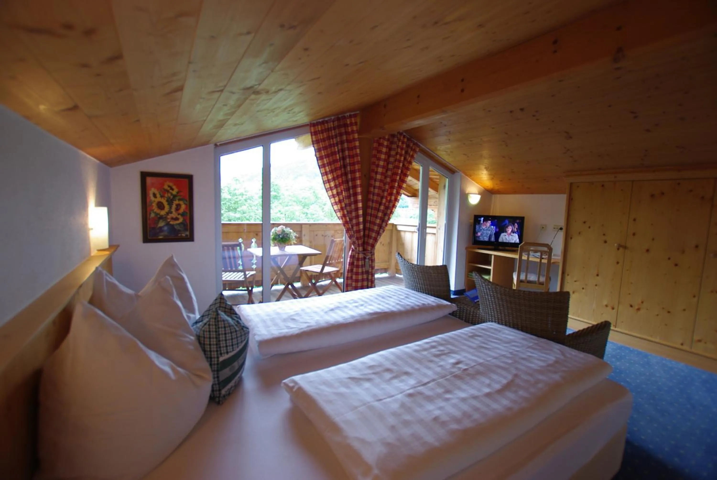 Photo of the whole room, Bed in Hotel-Pension Heike