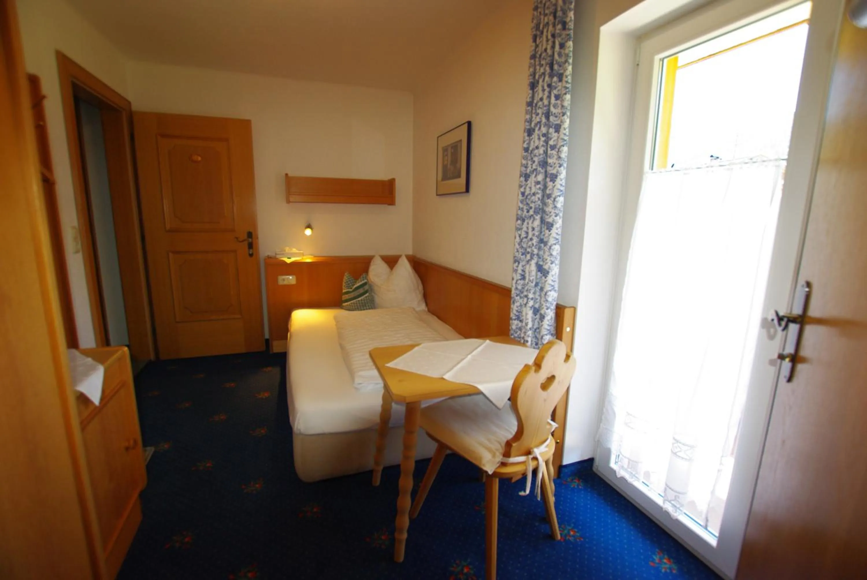 Photo of the whole room, Bed in Hotel-Pension Heike