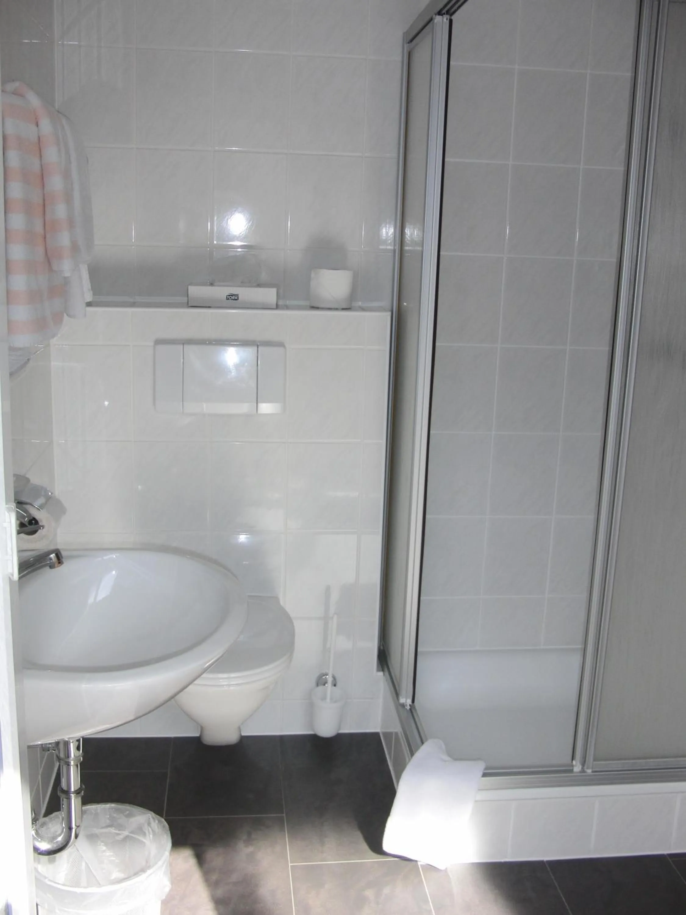 Bathroom in Hotel-Pension Heike