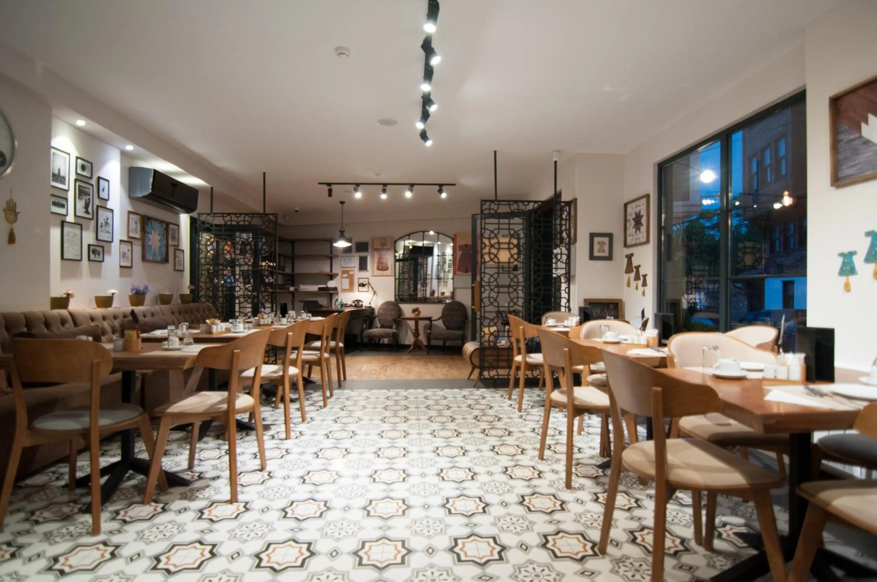 Restaurant/places to eat in Nomade Hotel Exclusive