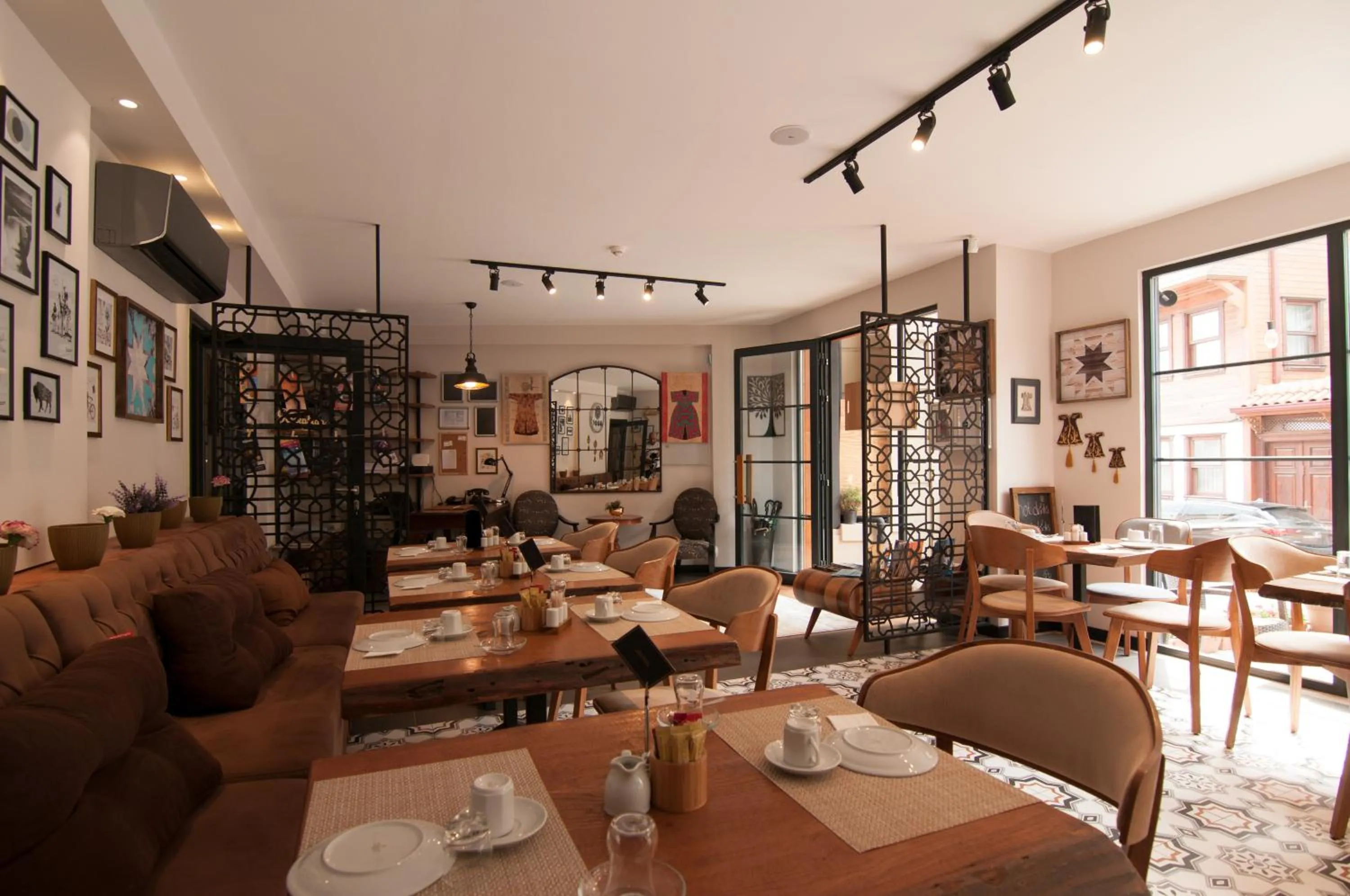 Restaurant/places to eat in Nomade Hotel Exclusive