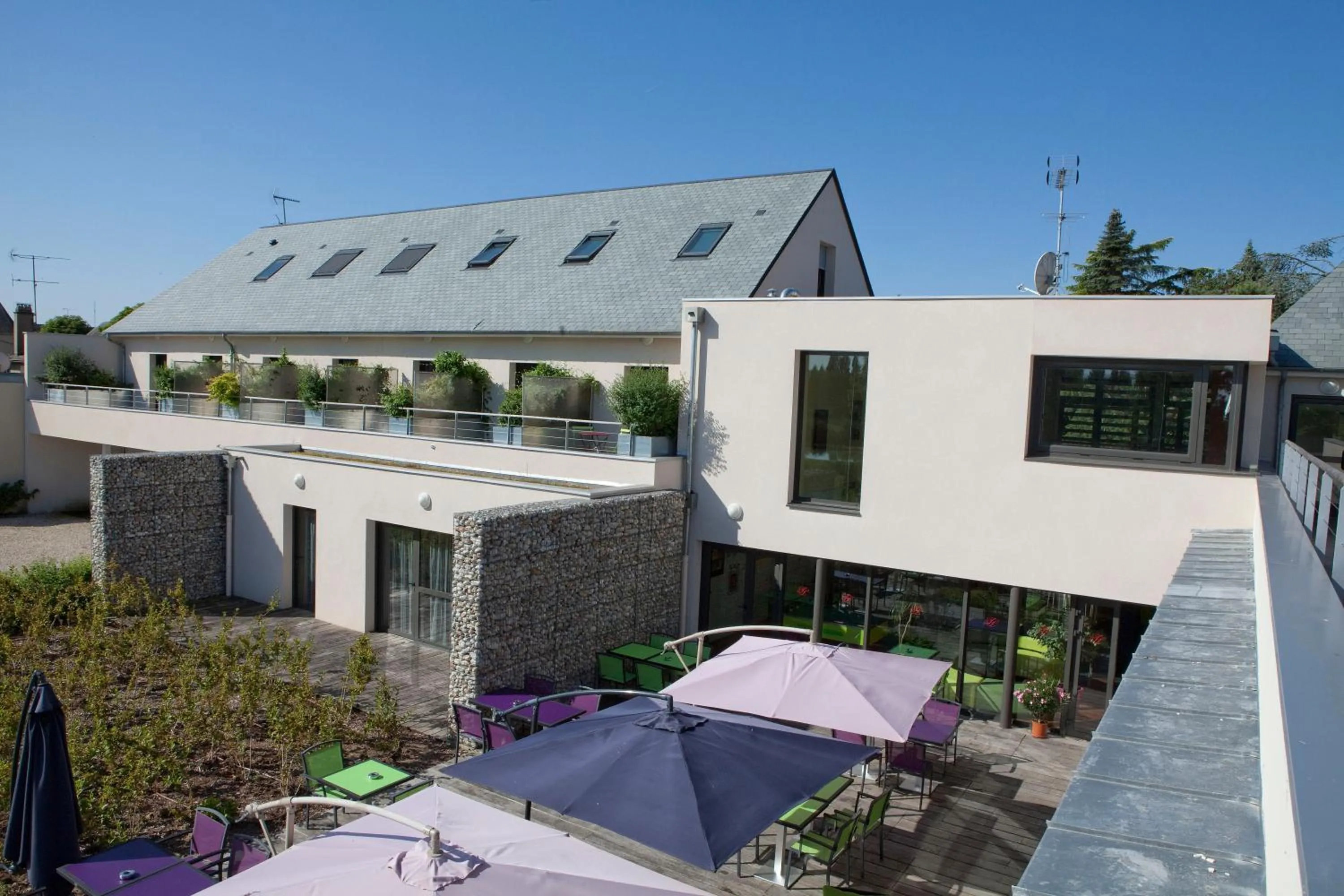 Facade/entrance in Logis Hôtel Terre de Loire