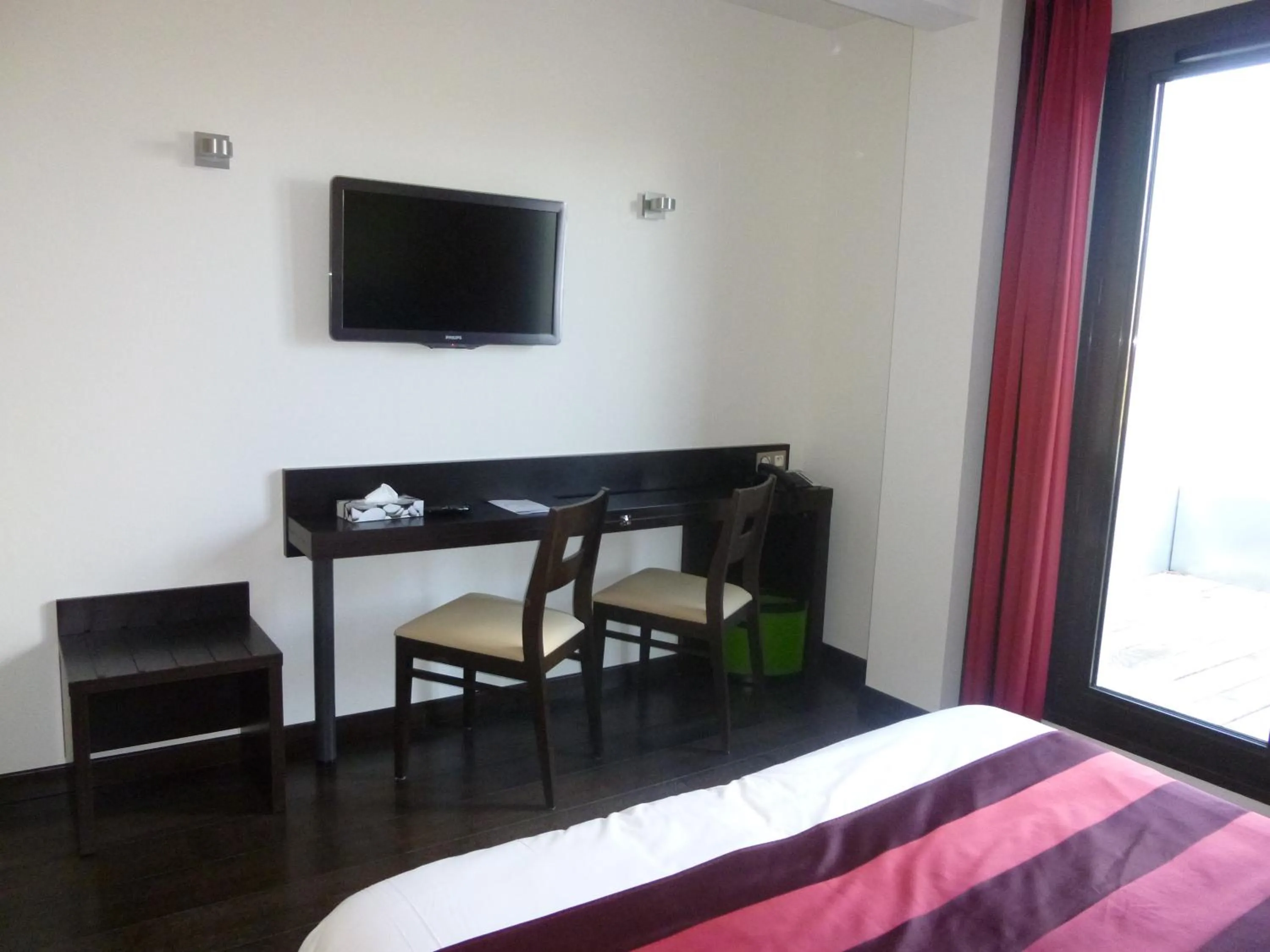 Bedroom, Bed in Logis Hôtel Terre de Loire