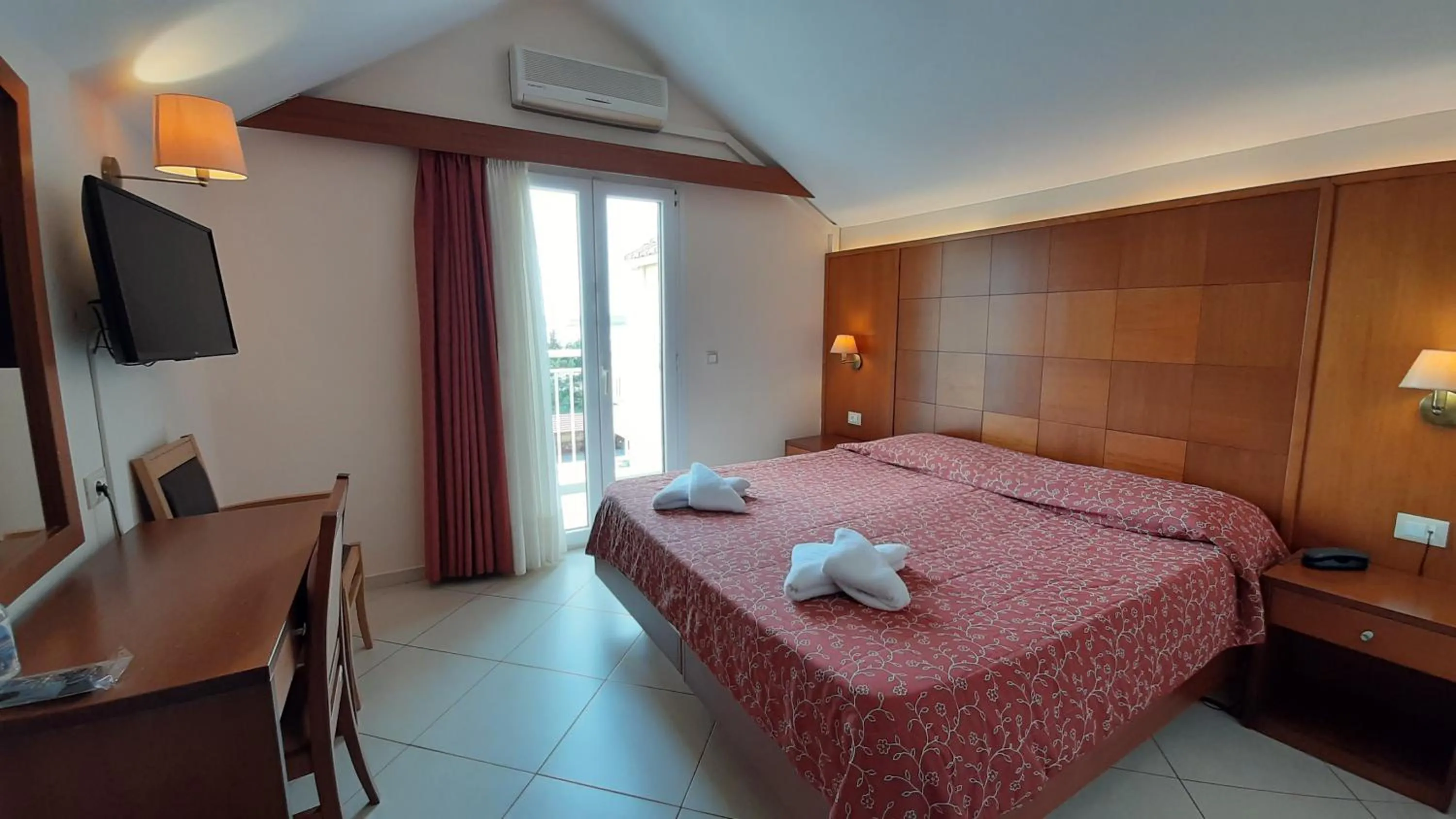 Photo of the whole room, Bed in Lassi Hotel