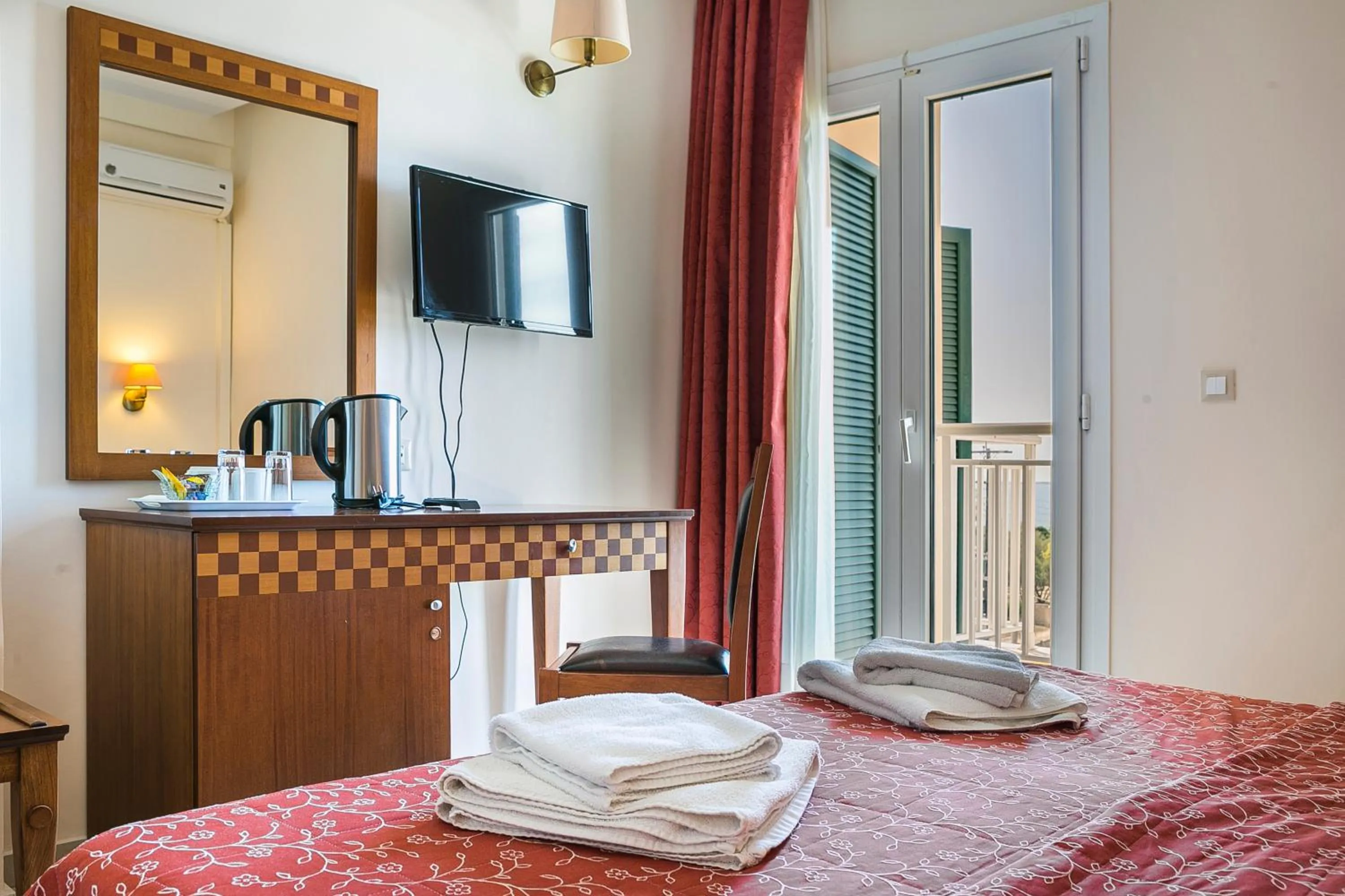 Coffee/tea facilities, Bed in Lassi Hotel