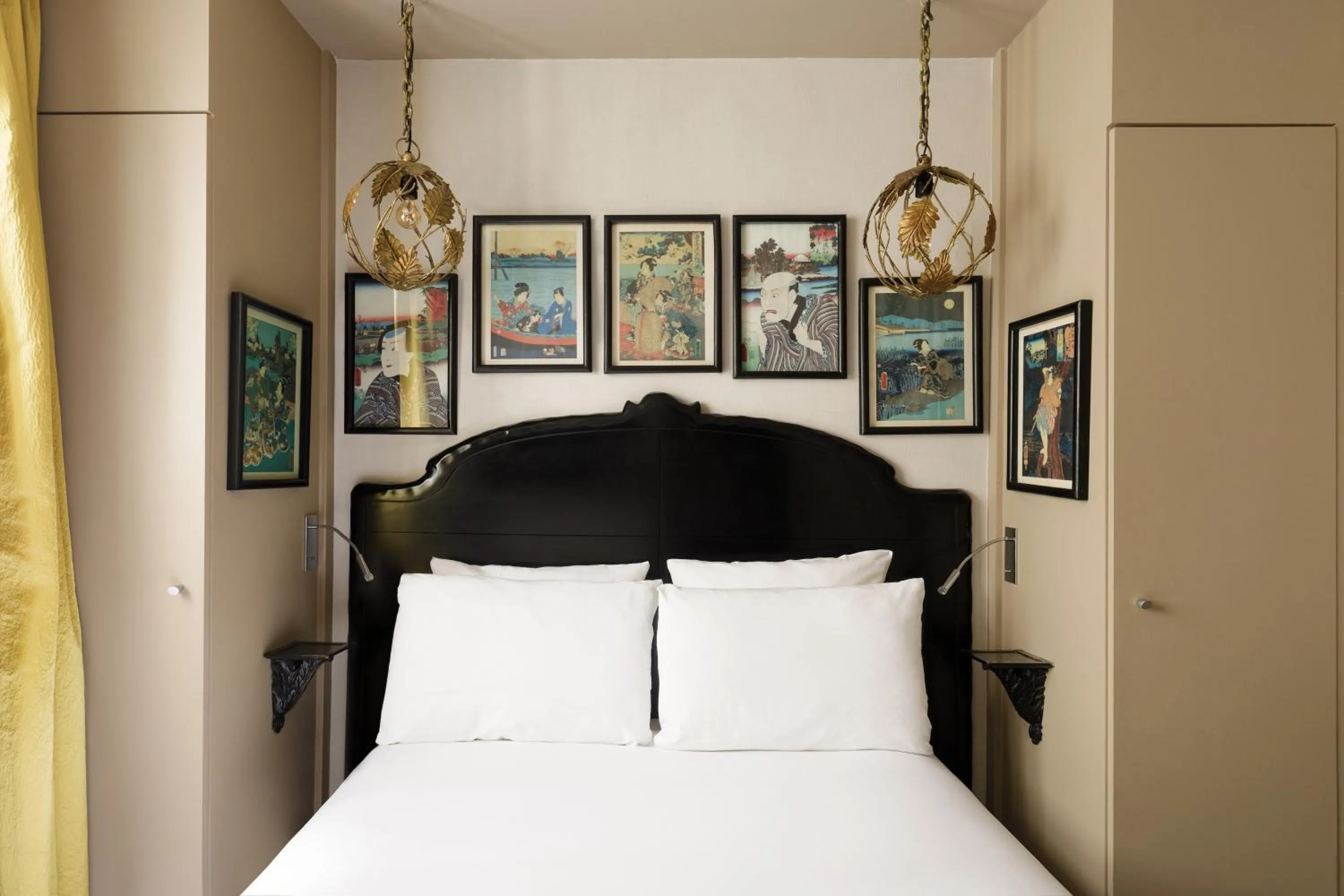 Bed in New Hotel Republique - Ex Albert's Hotel