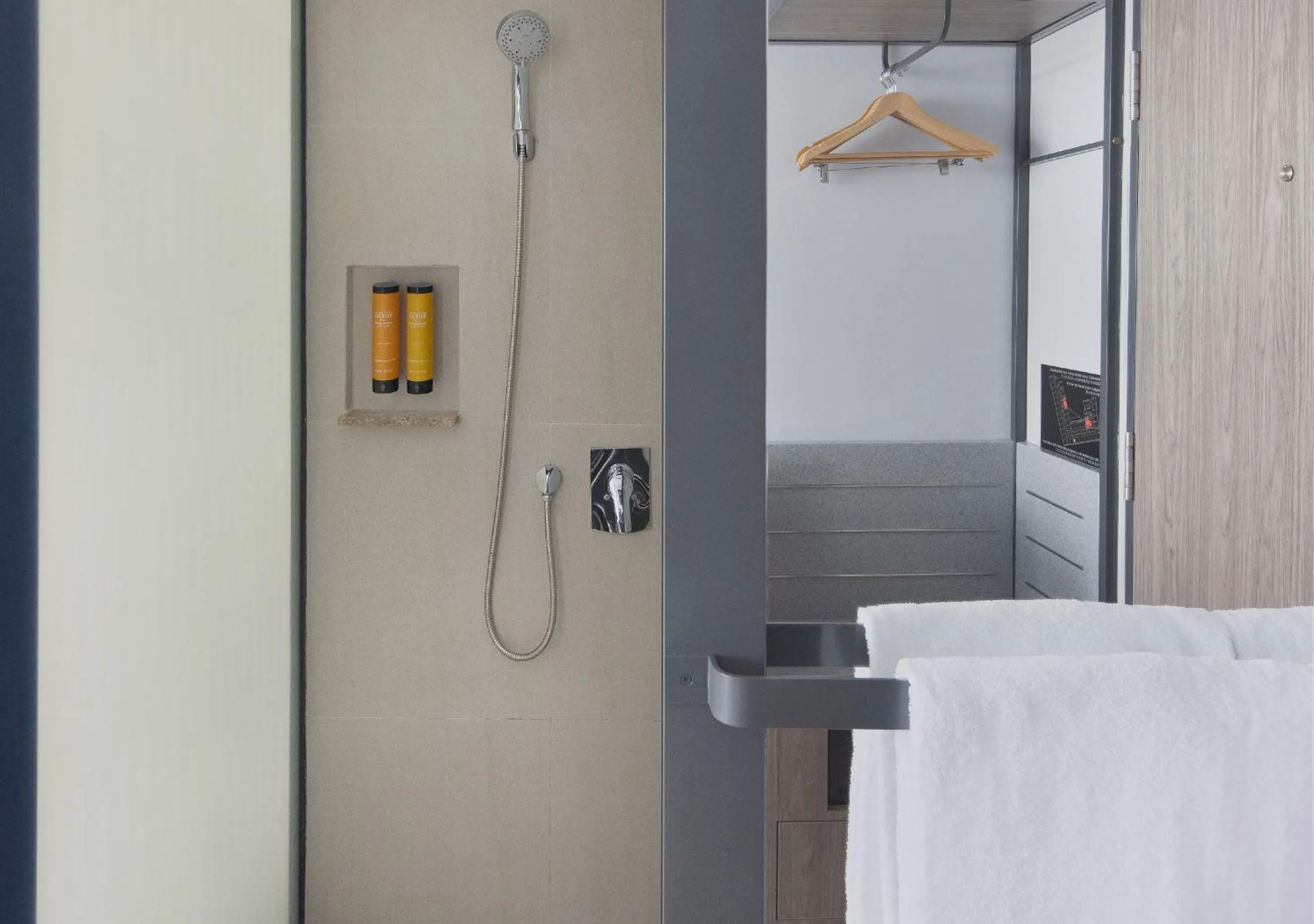 Bathroom, Bed in Travelodge Harbourfront Singapore