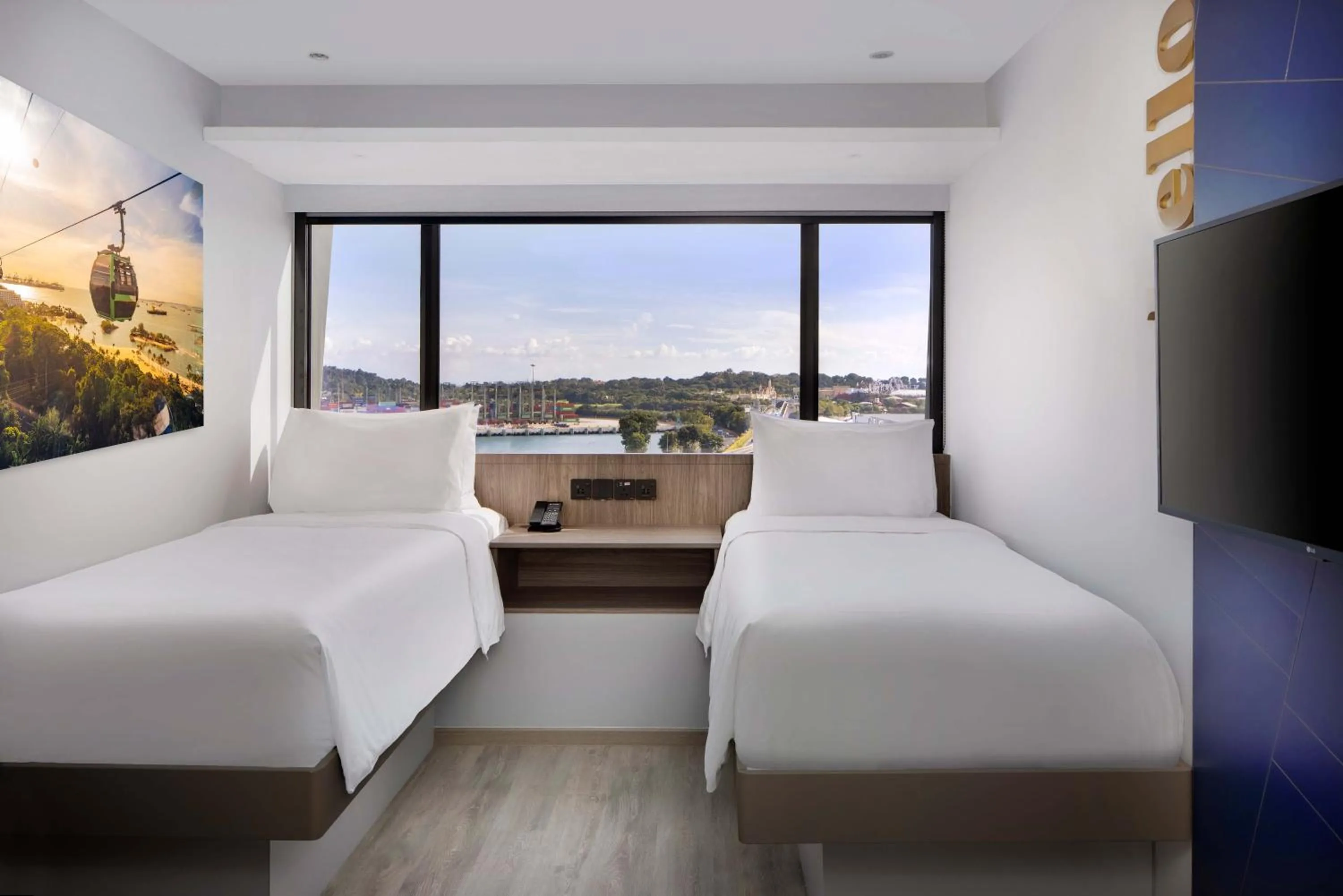 Photo of the whole room, Bed in Travelodge Harbourfront Singapore